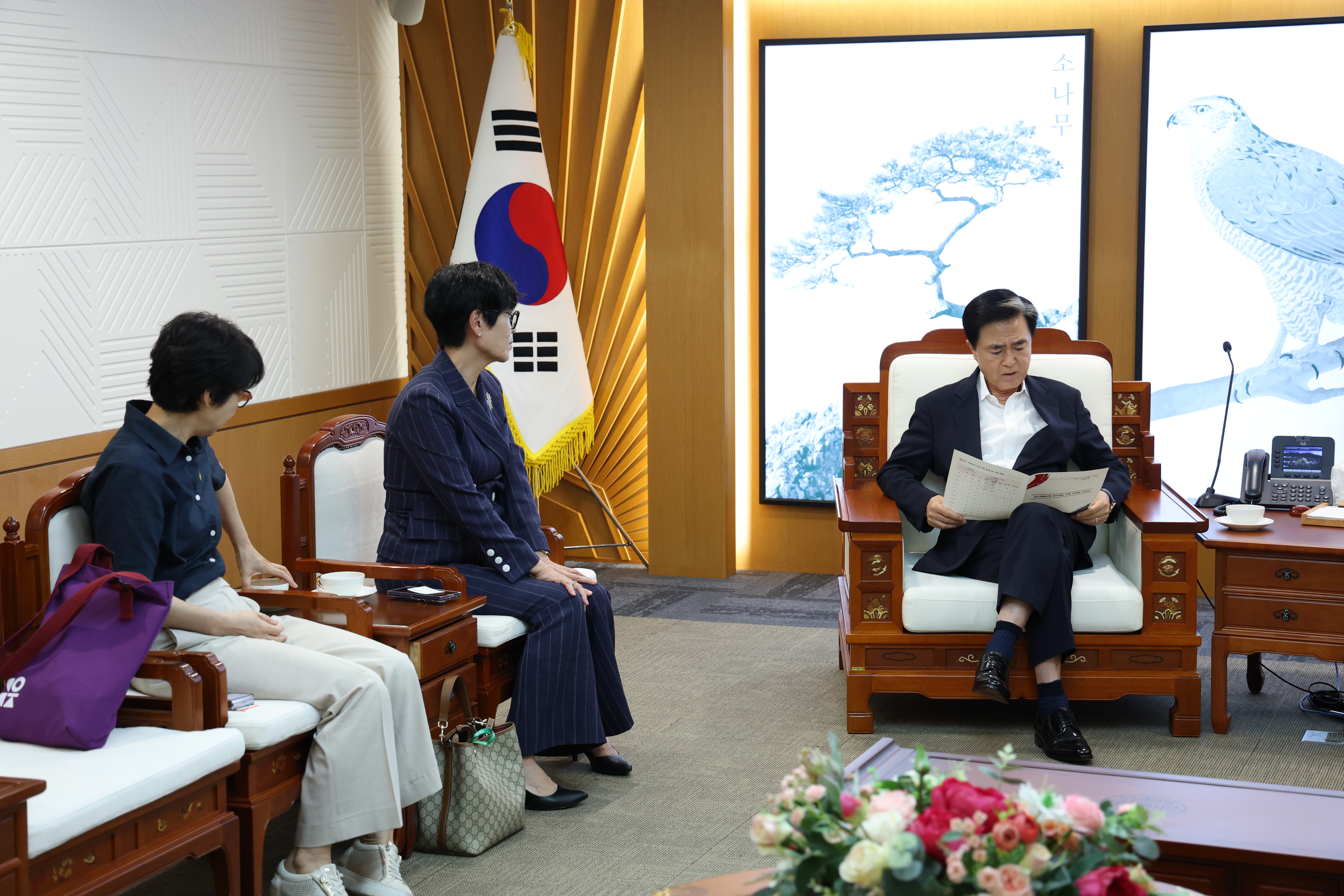 김태흠 도지사는 16일 도청 접견실에서 유현숙 사단법인 나눔문화예술협회 이사장, 김동경 충남지역아동센터연합회장 등이 참석한 가운데, 호우 피해지역 취약계층 아동 후원품 전달식에 참석했다. 관련사진 6