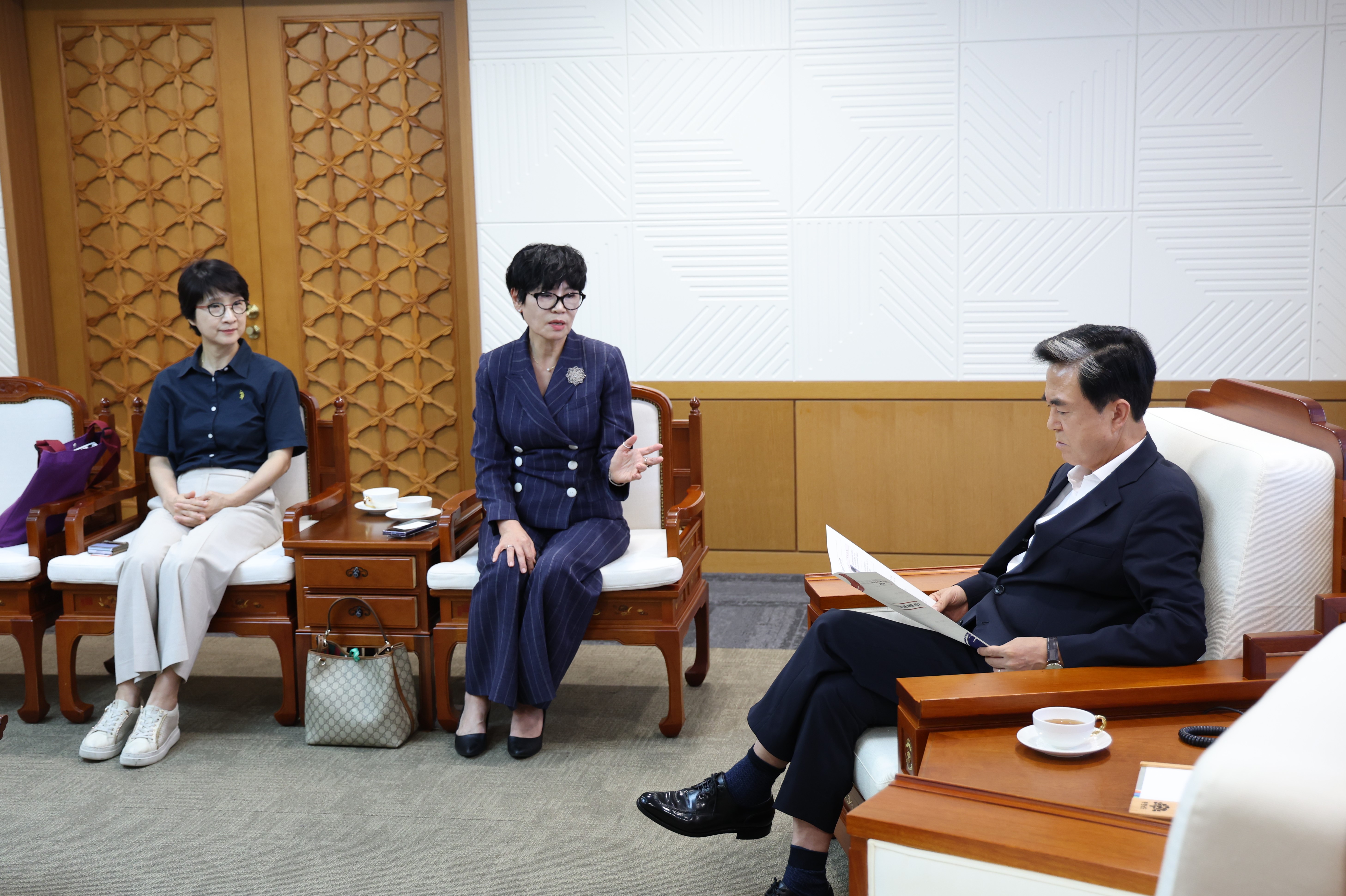 김태흠 도지사는 16일 도청 접견실에서 유현숙 사단법인 나눔문화예술협회 이사장, 김동경 충남지역아동센터연합회장 등이 참석한 가운데, 호우 피해지역 취약계층 아동 후원품 전달식에 참석했다. 관련사진 8
