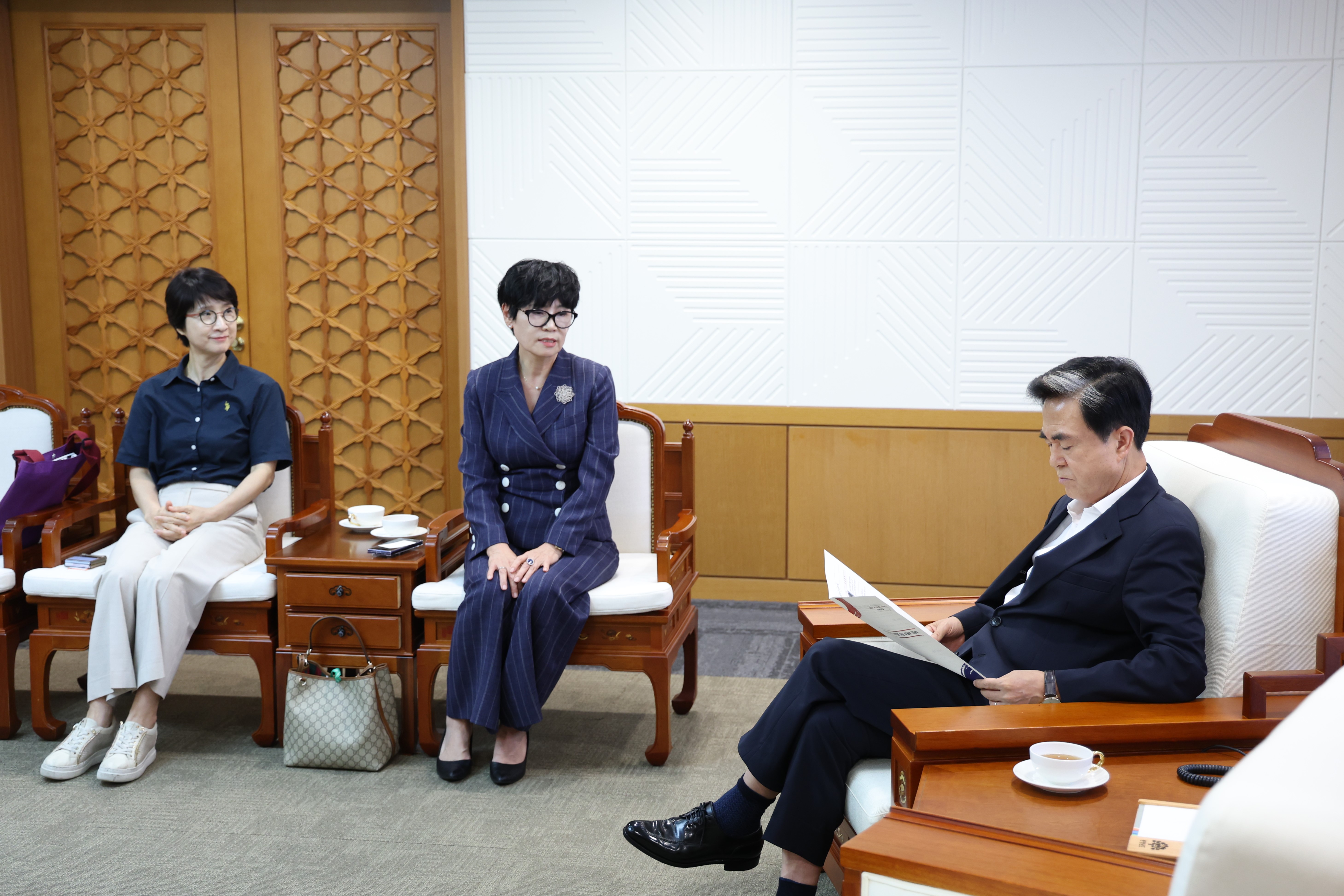 김태흠 도지사는 16일 도청 접견실에서 유현숙 사단법인 나눔문화예술협회 이사장, 김동경 충남지역아동센터연합회장 등이 참석한 가운데, 호우 피해지역 취약계층 아동 후원품 전달식에 참석했다. 관련사진 7