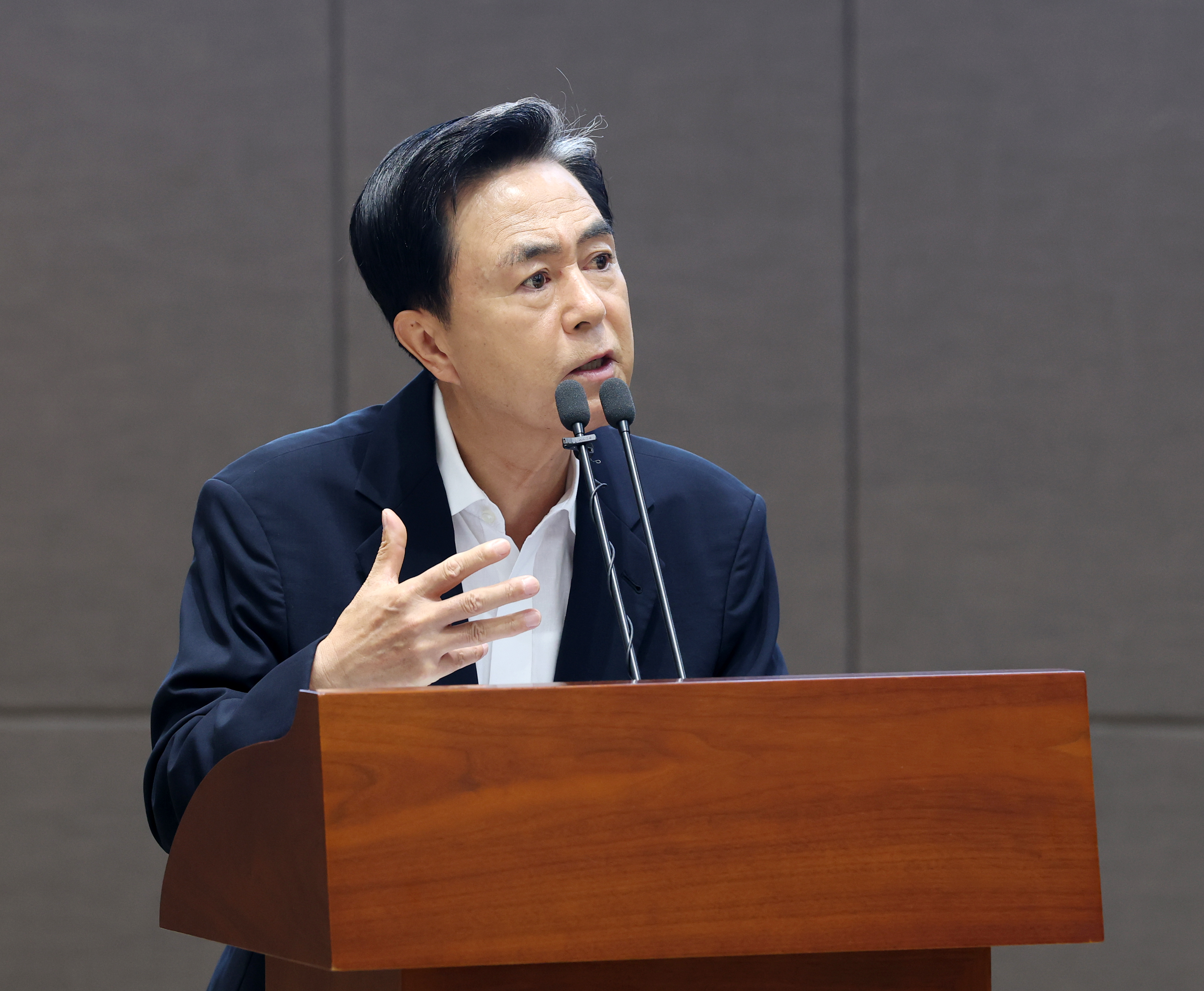 김태흠 도지사는 9일 충남도의회 본회의장에서 열린 '제361회 충남도의회 임시회 제2차 도정질문'에 참석했다. 관련사진 2