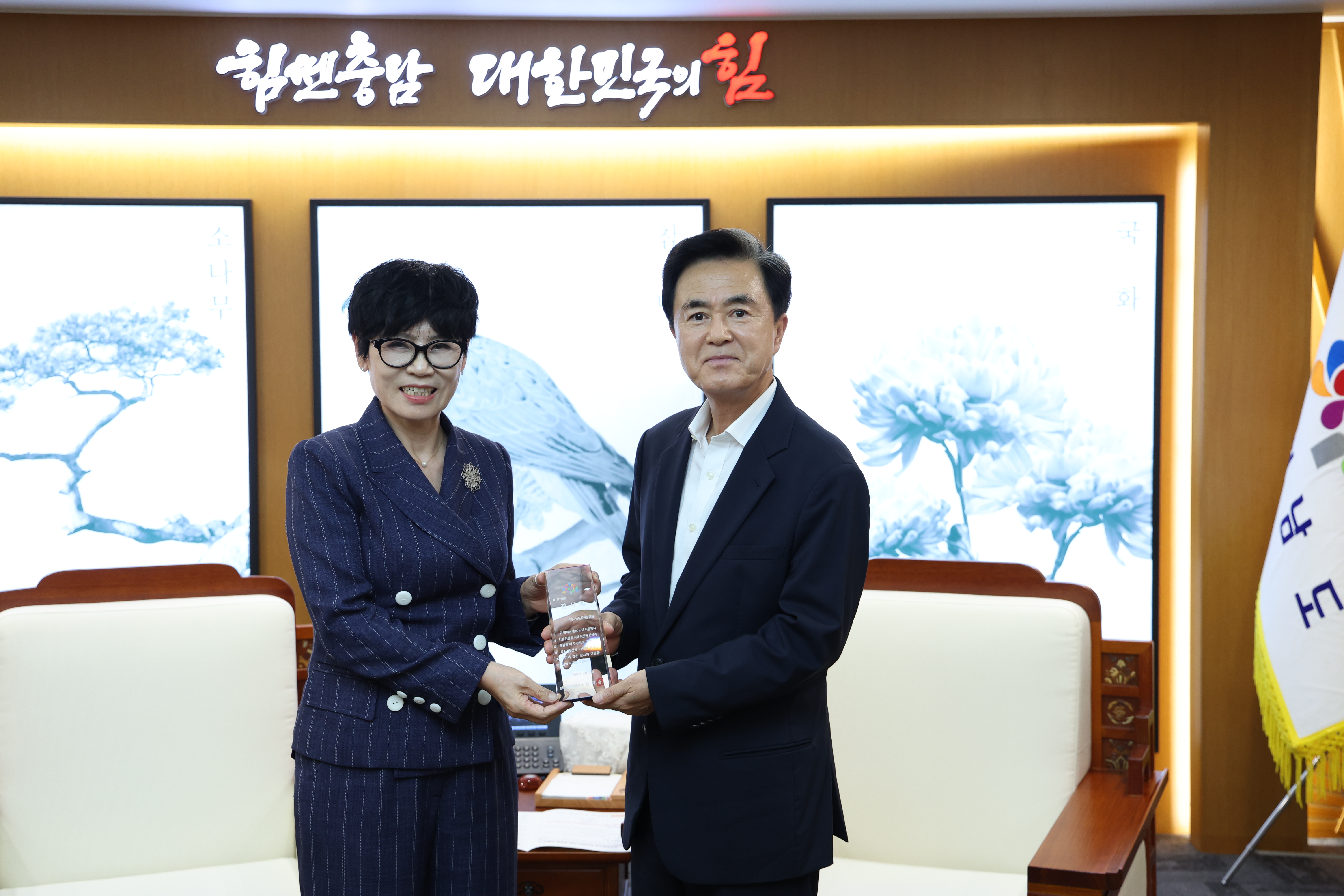 김태흠 도지사는 16일 도청 접견실에서 유현숙 사단법인 나눔문화예술협회 이사장, 김동경 충남지역아동센터연합회장 등이 참석한 가운데, 호우 피해지역 취약계층 아동 후원품 전달식에 참석했다. 관련사진 4
