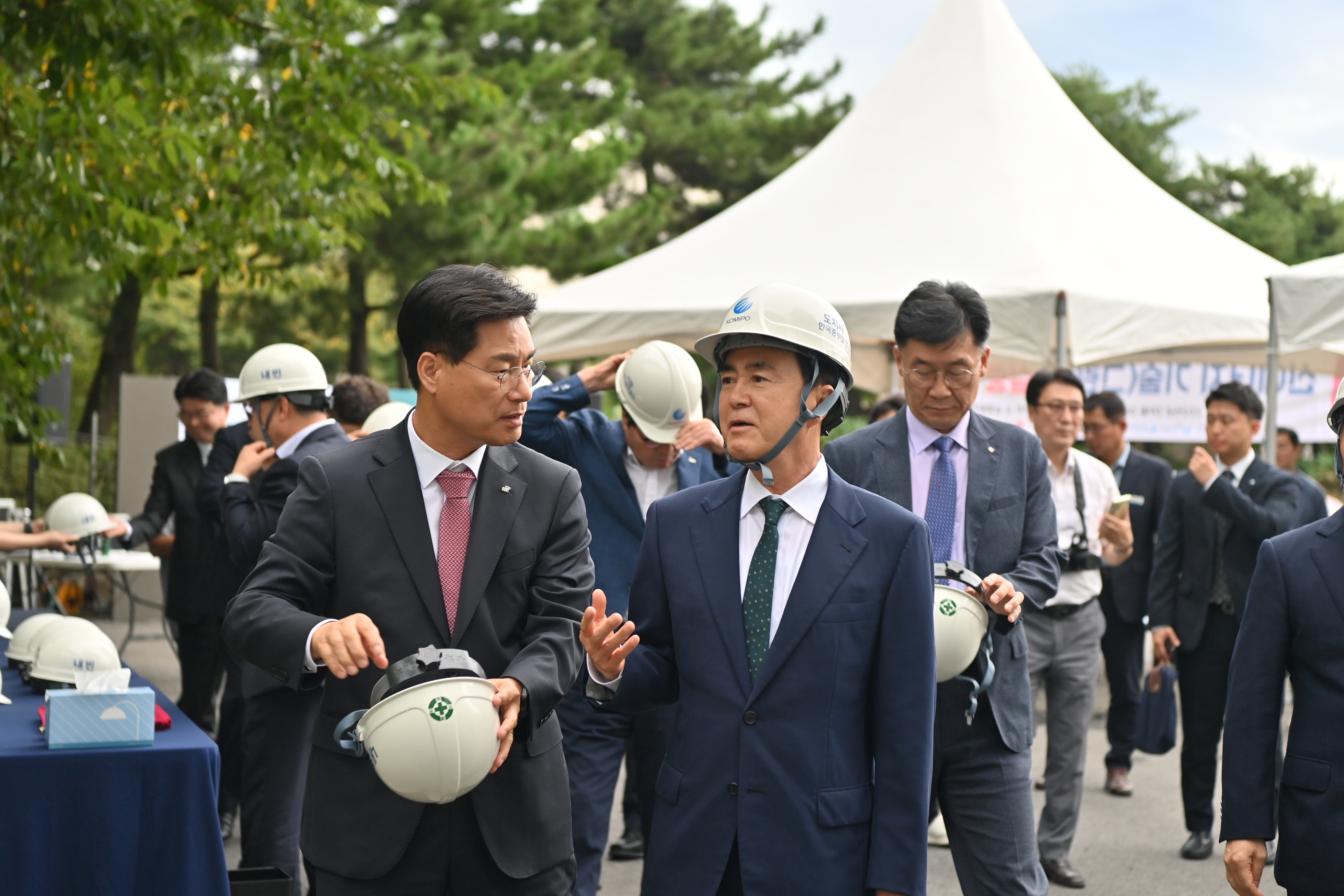 김태흠 도지사는 8일 한국중부발전 보령발전본부(보령화력)에서 &lsquo;그린올(Green-ol) 신에너지 기술 실증&rsquo; 시연회에 참석했다. 관련사진 1