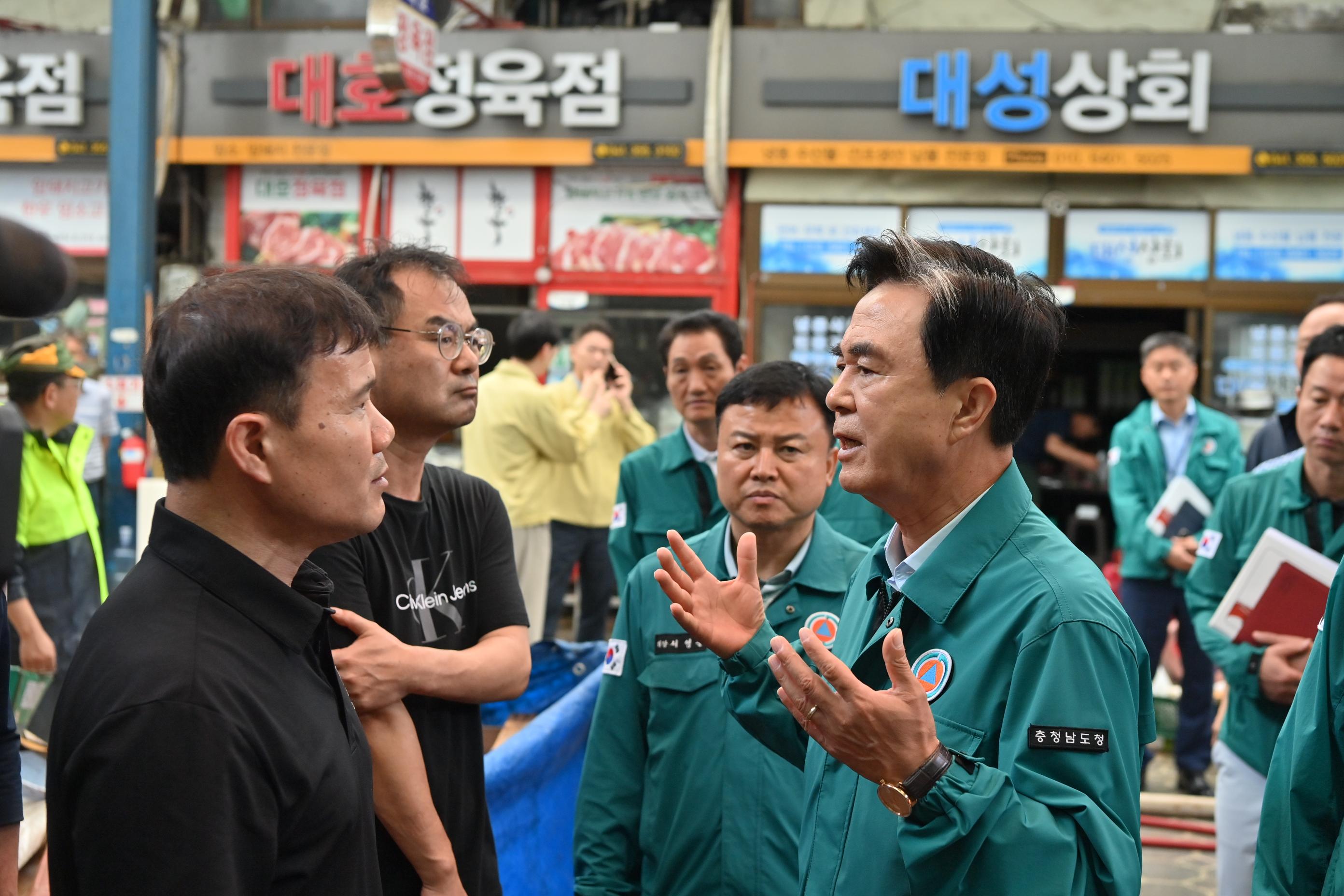 김태흠 도지사는 17일 당진 어시장과 주민들이 대피해 있는 당진초등학교, 예산 예당저수지와 무한천 등을 차례로 찾았다.