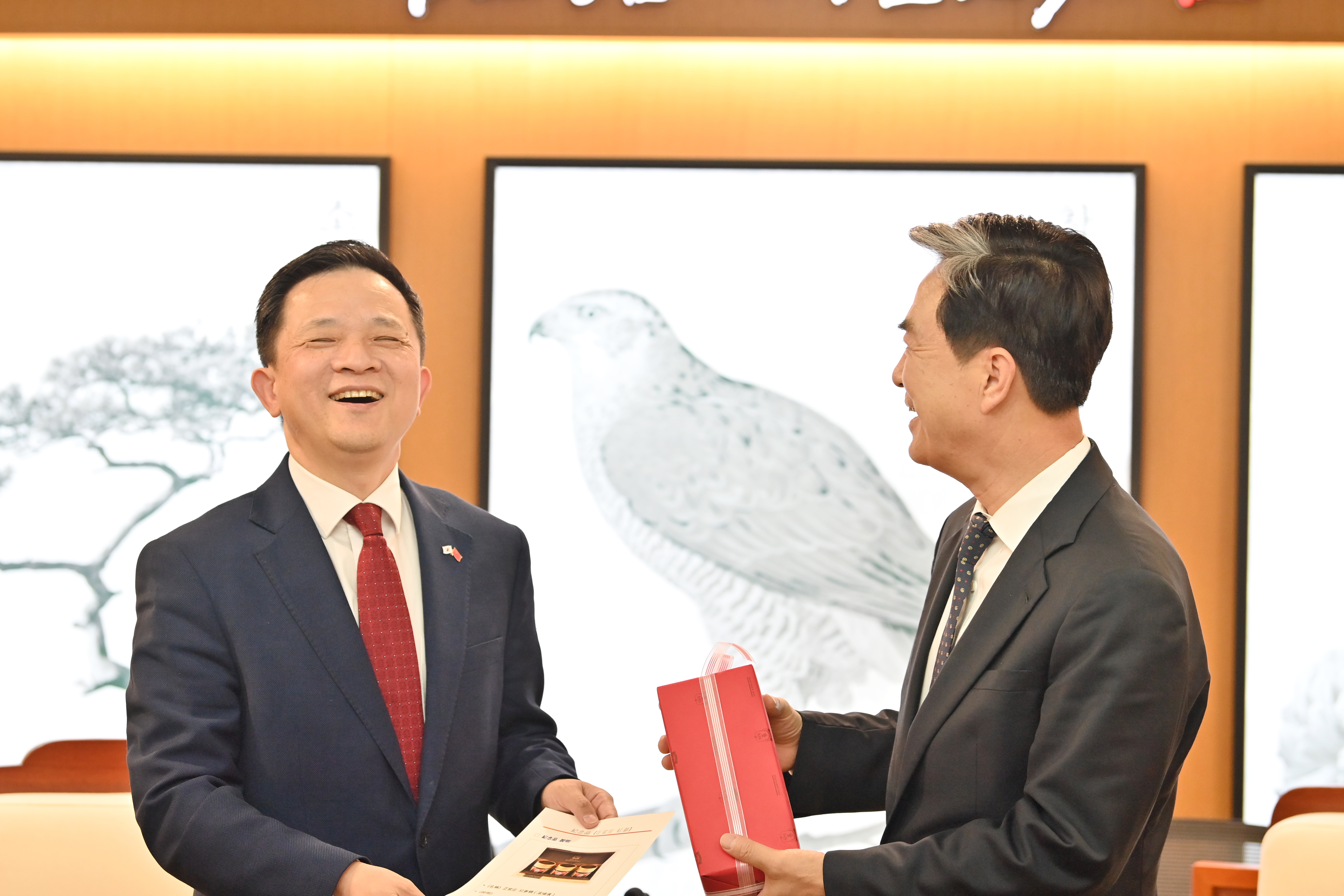 김태흠 도지사는 6일 도청 외부인사접견실에서 다이빙(戴兵) 주한 중국대사와 만나 양 지역 간 교류&middot;협력 확대 방안을 논의했다. 관련사진 2