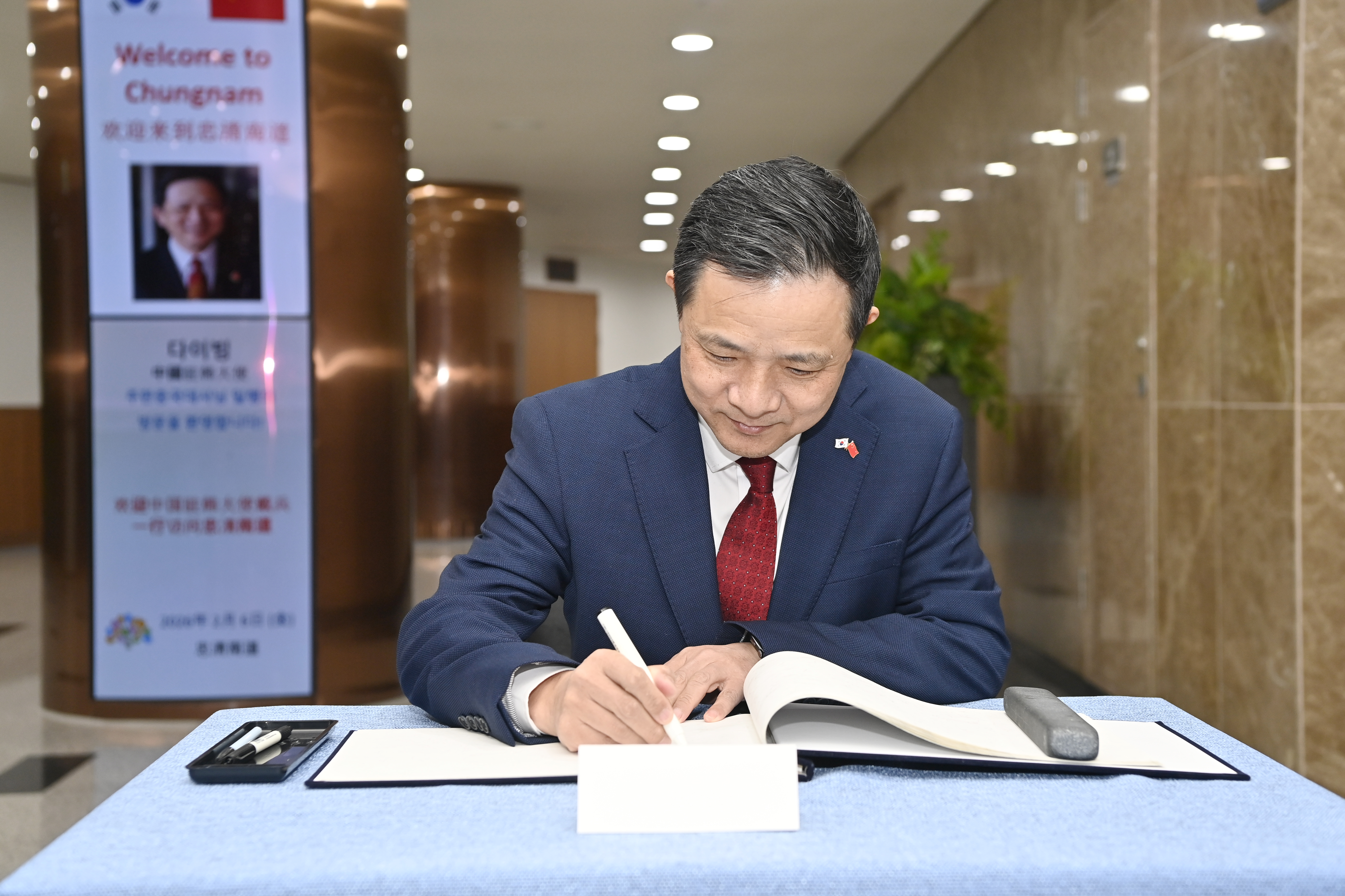 김태흠 도지사는 6일 도청 외부인사접견실에서 다이빙(戴兵) 주한 중국대사와 만나 양 지역 간 교류&middot;협력 확대 방안을 논의했다. 관련사진 4