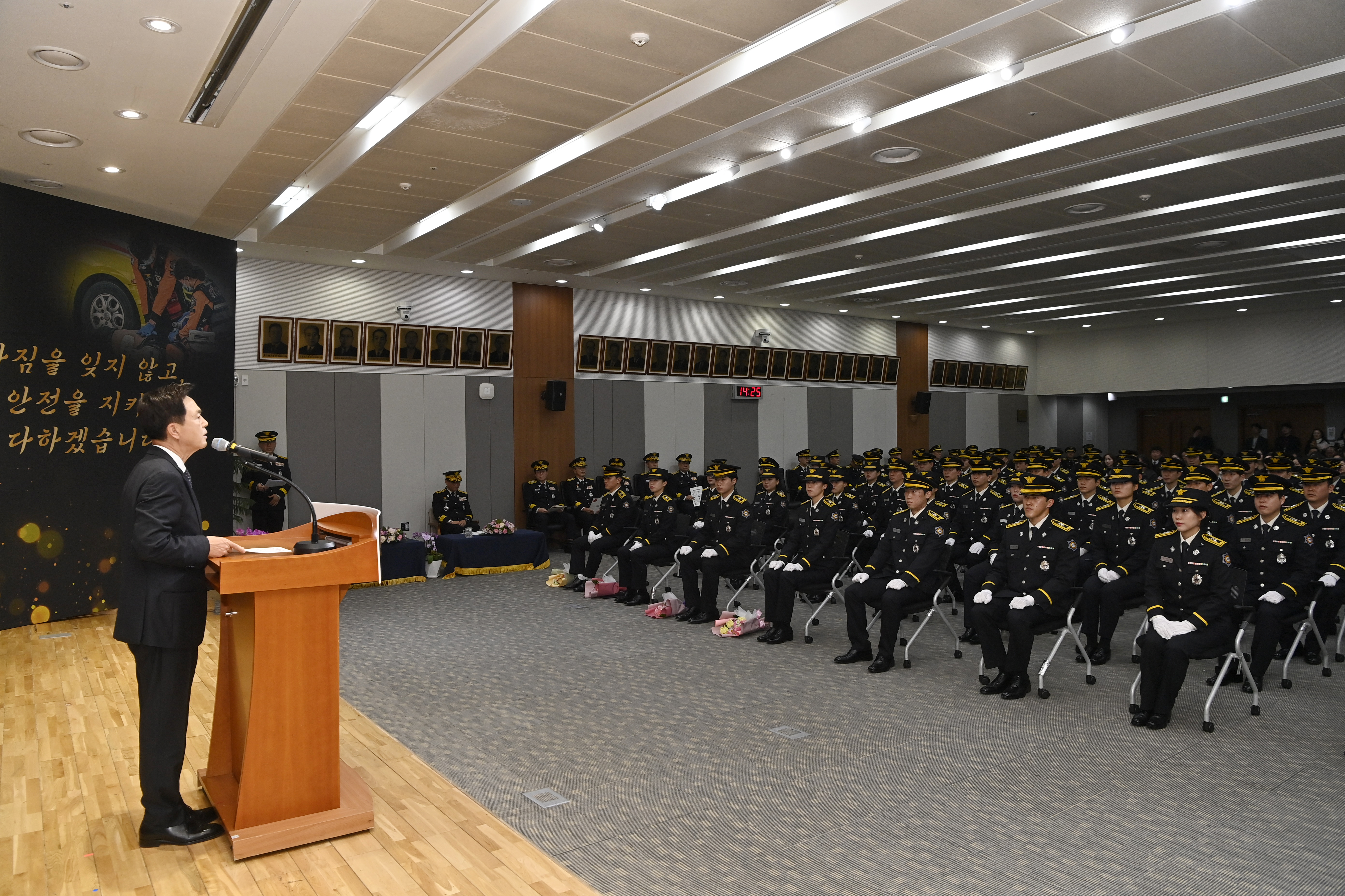 김태흠 도지사는 6일 도청 대회의실에서 열린 &lsquo;제102기 신임 소방공무원 임용식&rsquo;에 참석했다. 관련사진 7