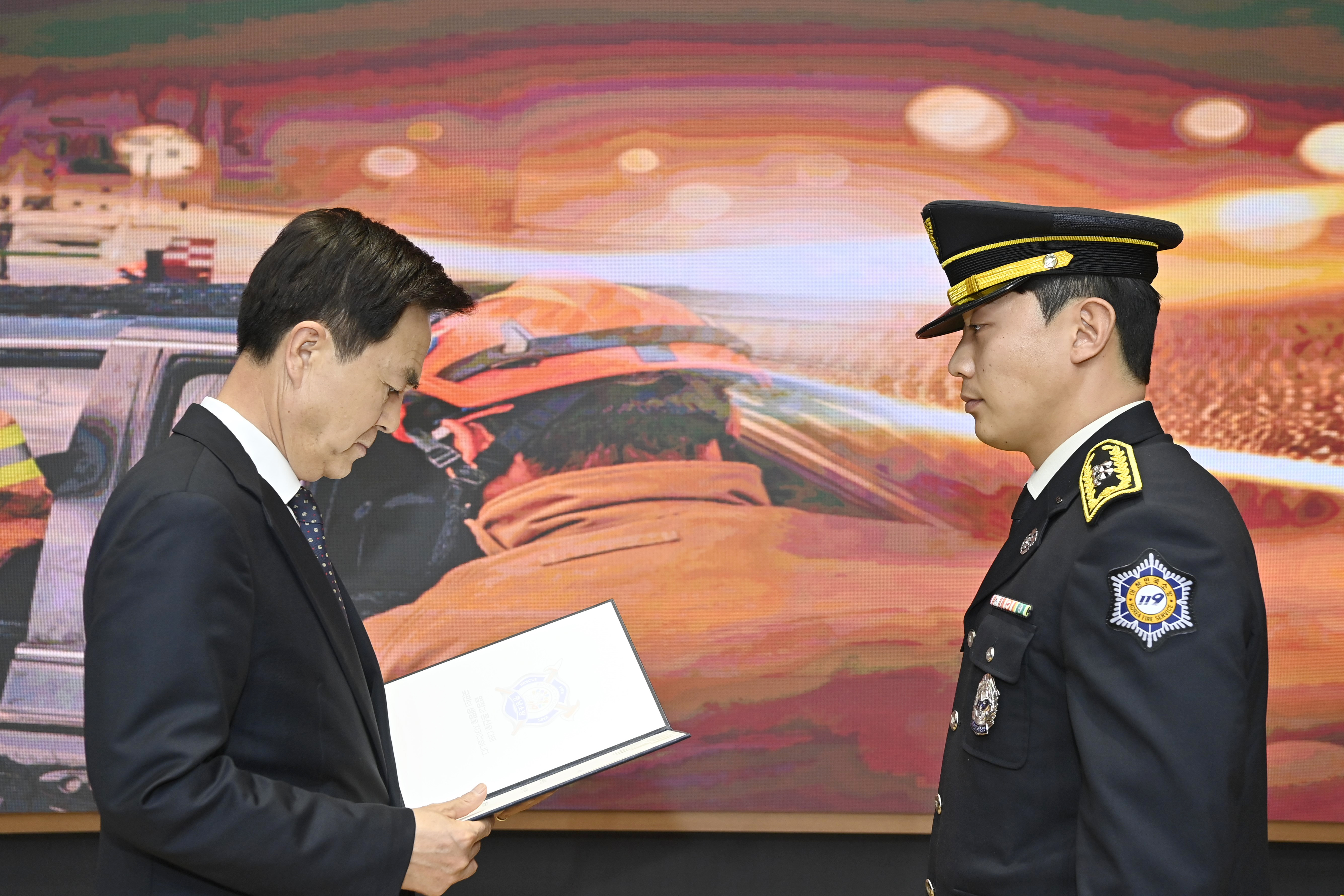 김태흠 도지사는 6일 도청 대회의실에서 열린 &lsquo;제102기 신임 소방공무원 임용식&rsquo;에 참석했다. 관련사진 3