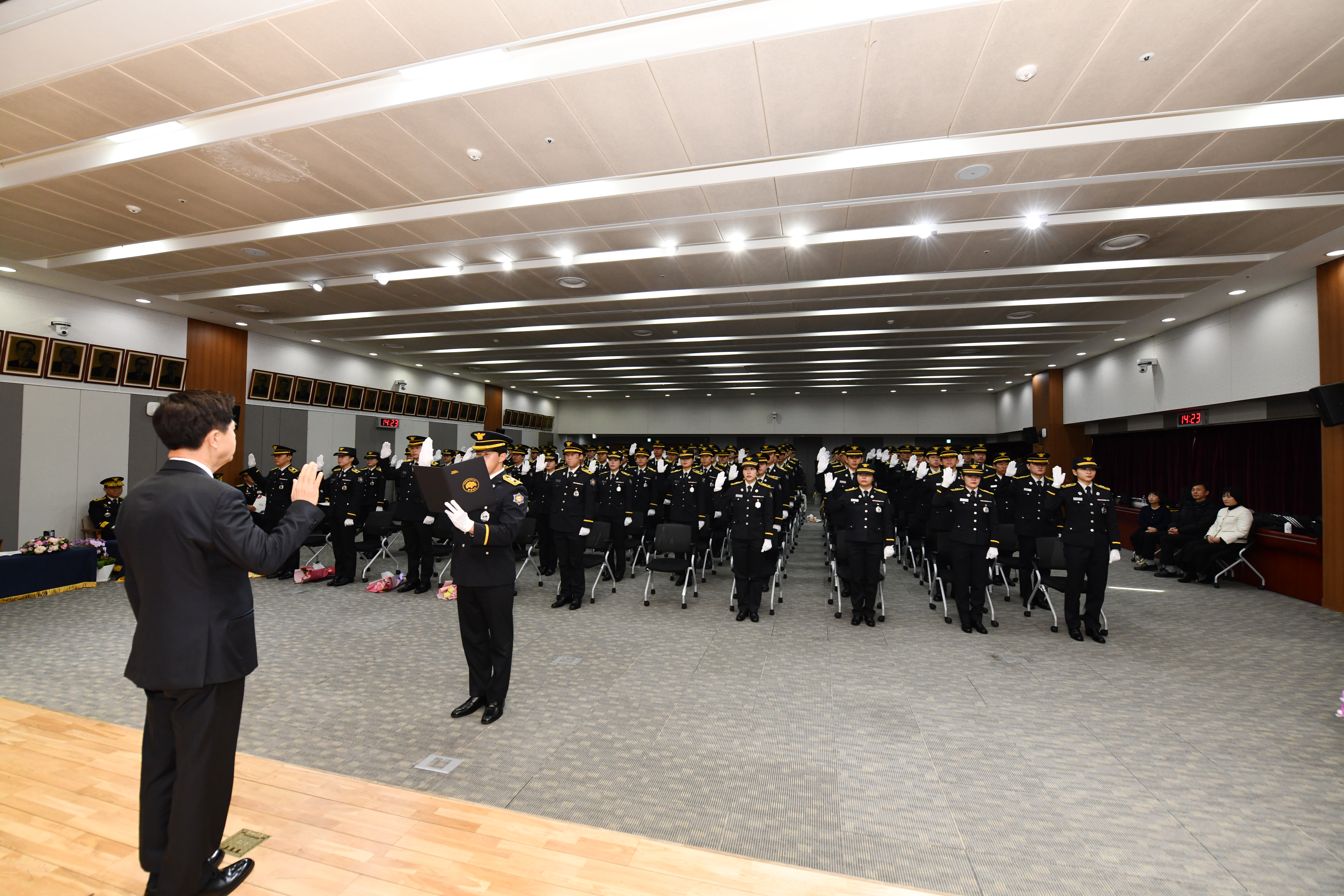 김태흠 도지사는 6일 도청 대회의실에서 열린 &lsquo;제102기 신임 소방공무원 임용식&rsquo;에 참석했다. 관련사진 10