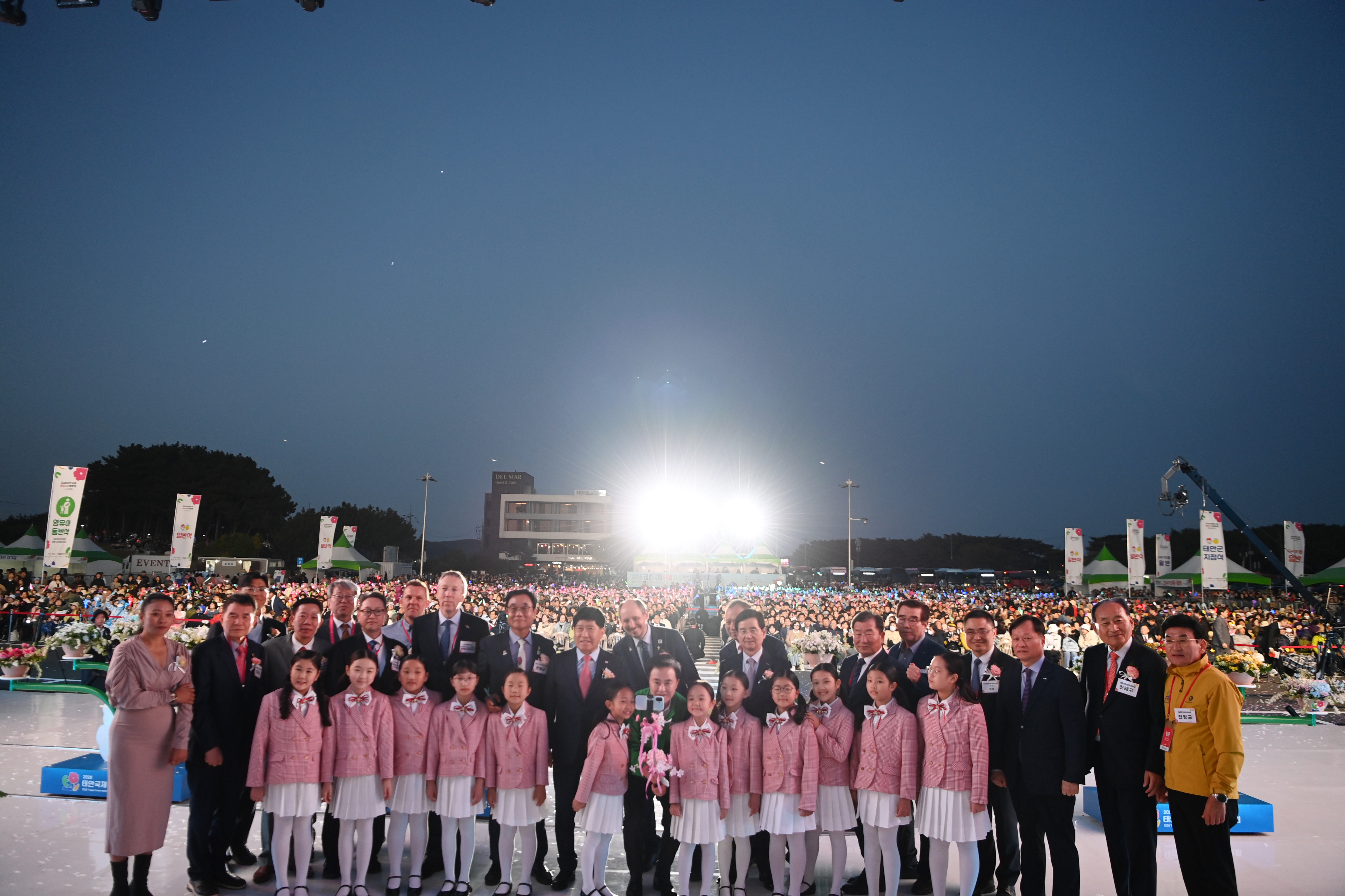 김태흠 도지사는 25일 안면도 꽃지해안공원에서 열린 &lsquo;2026 태안국제원예치유박람회개막식'에 참석했다. 관련사진 10