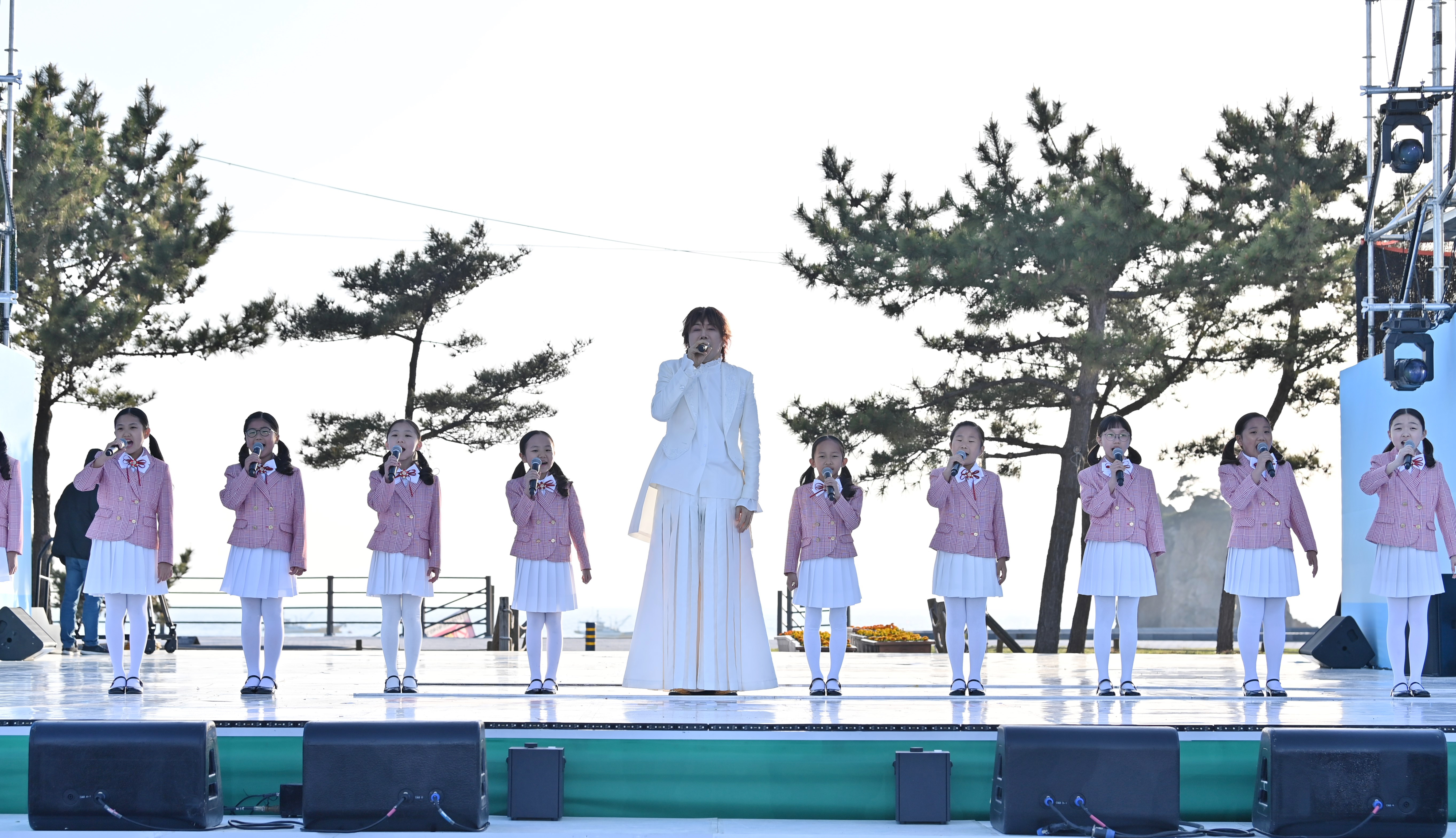 김태흠 도지사는 25일 안면도 꽃지해안공원에서 열린 &lsquo;2026 태안국제원예치유박람회개막식'에 참석했다. 관련사진 5