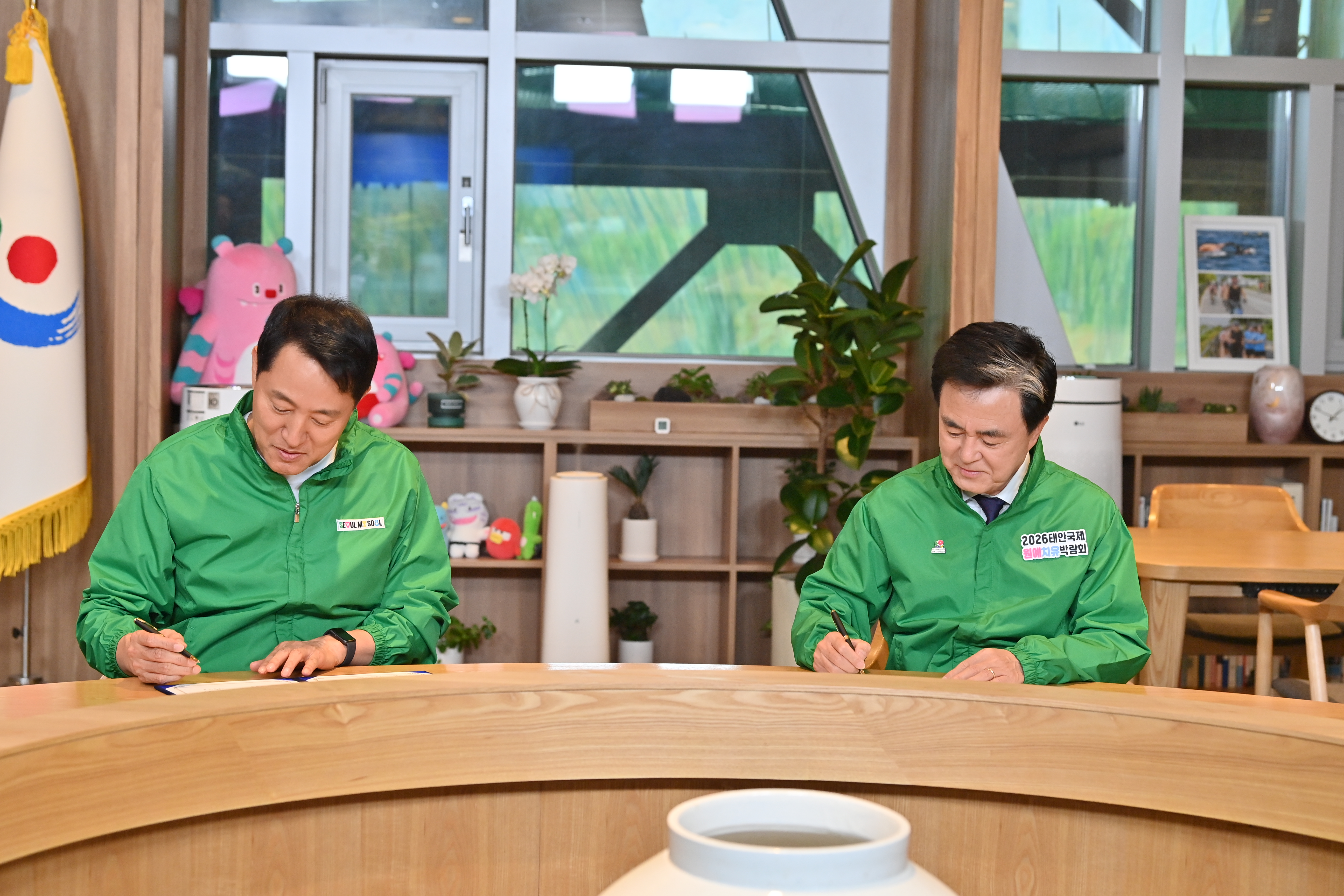 김태흠 도지사는 22일 서울시장 집무실에서 오세훈 시장과 &lsquo;태안국제원예치유박람회(태안박람회)와 서울국제정원박람회(서울박람회) 성공 개최를 위한 업무협약&rsquo;을 체결했다. 관련사진 4