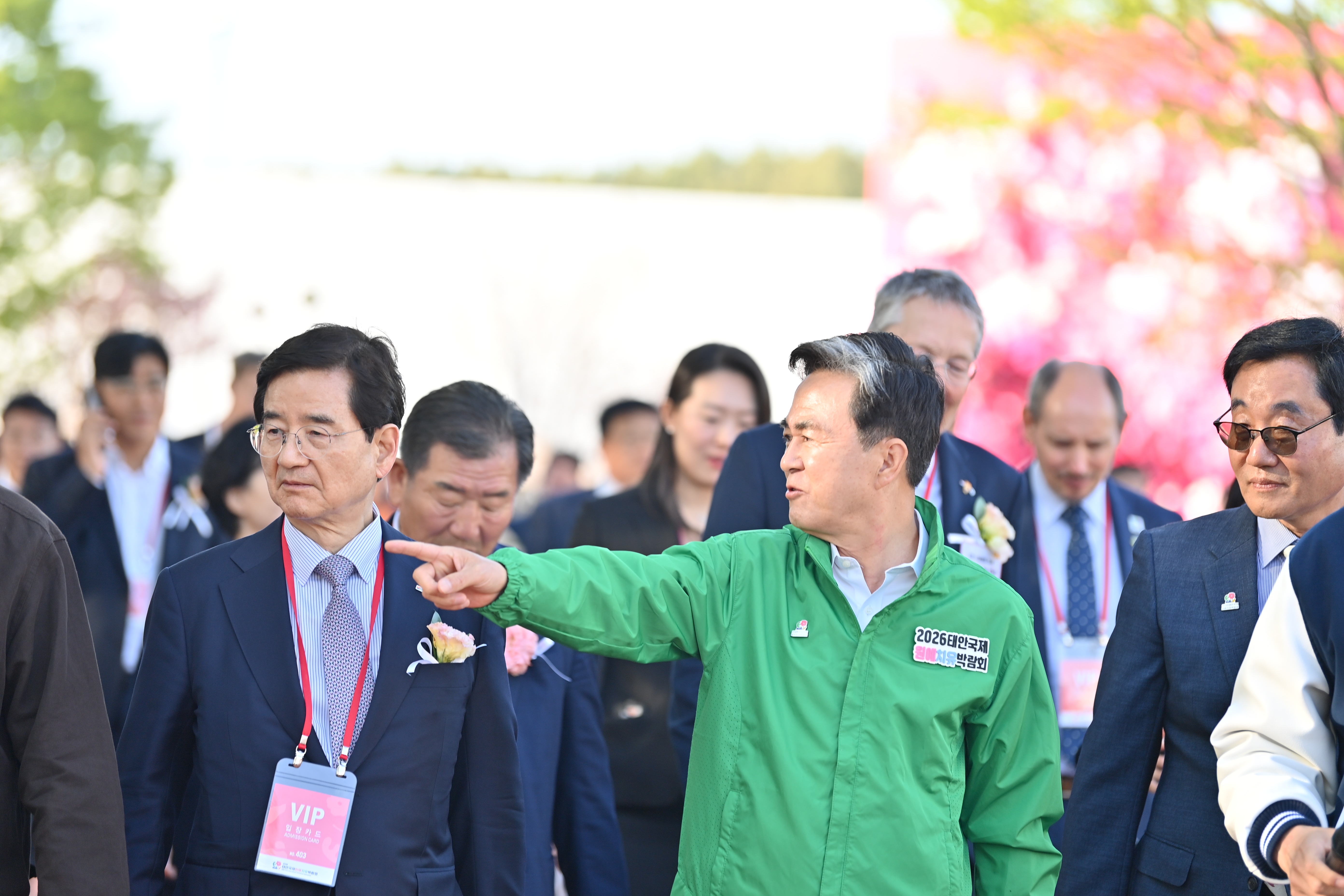 김태흠 도지사는 25일 안면도 꽃지해안공원에서 열린 &lsquo;2026 태안국제원예치유박람회개막식'에 참석했다. 관련사진 3