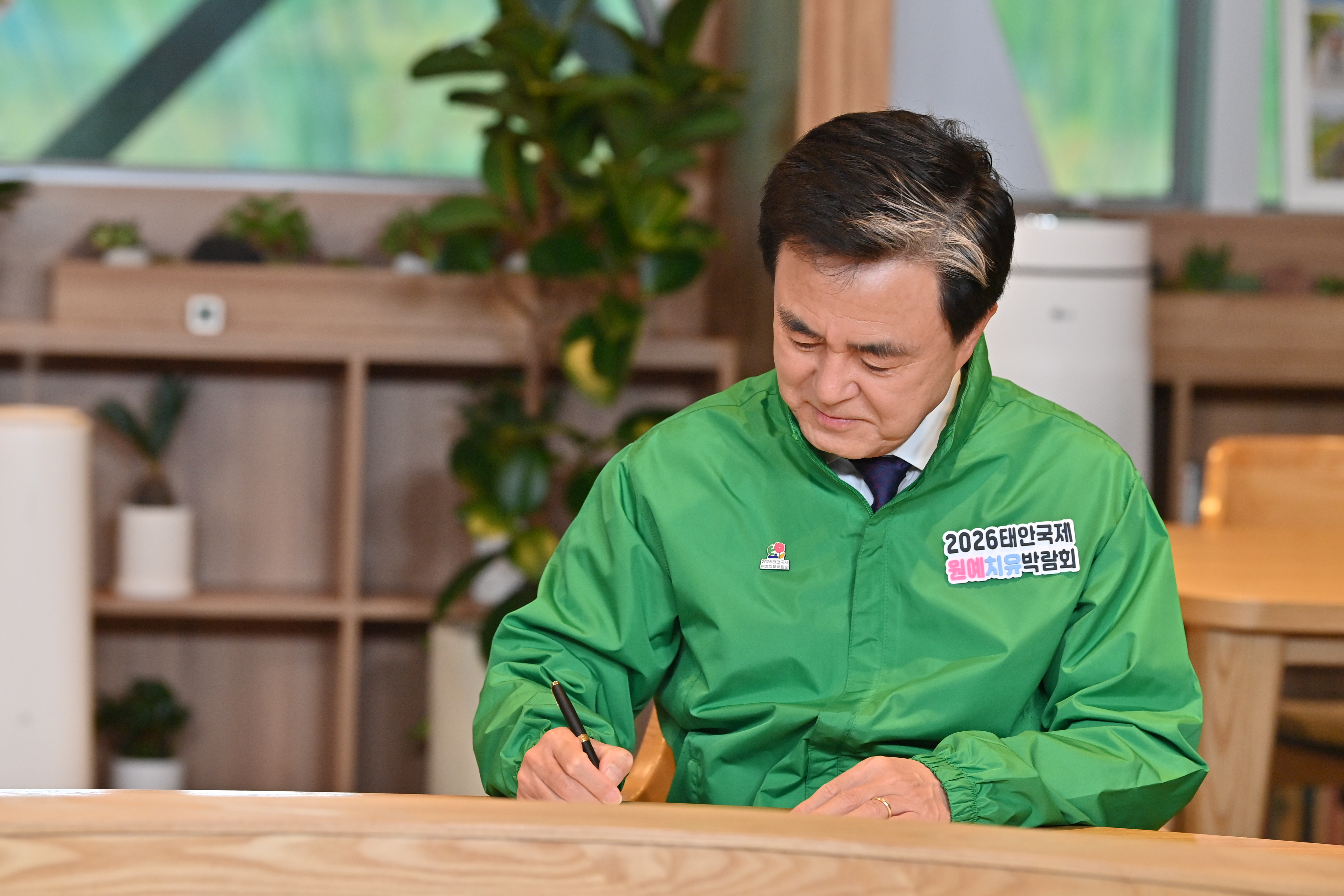 김태흠 도지사는 22일 서울시장 집무실에서 오세훈 시장과 &lsquo;태안국제원예치유박람회(태안박람회)와 서울국제정원박람회(서울박람회) 성공 개최를 위한 업무협약&rsquo;을 체결했다. 관련사진 5