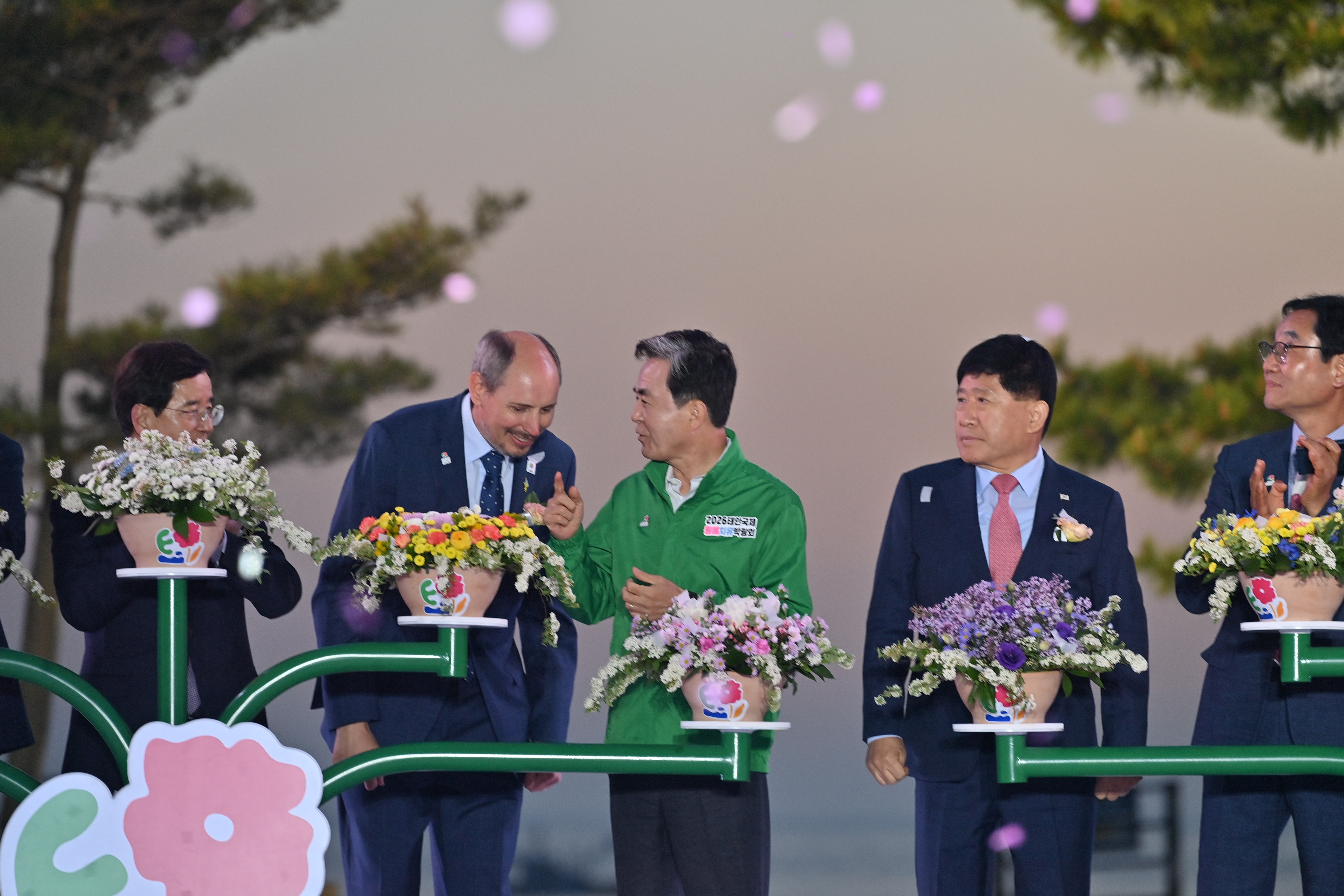김태흠 도지사는 25일 안면도 꽃지해안공원에서 열린 &lsquo;2026 태안국제원예치유박람회개막식'에 참석했다. 관련사진 6