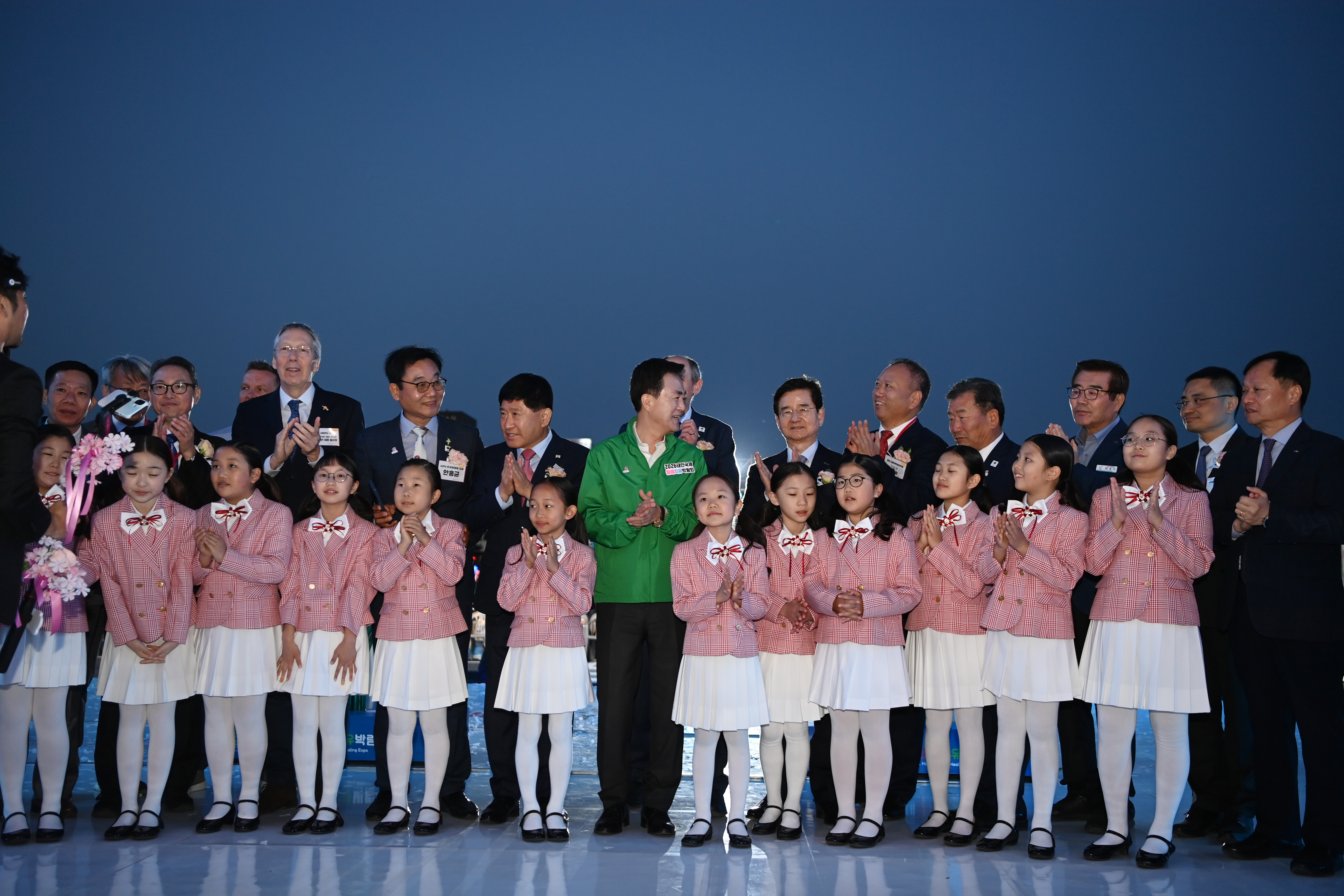 김태흠 도지사는 25일 안면도 꽃지해안공원에서 열린 &lsquo;2026 태안국제원예치유박람회개막식'에 참석했다. 관련사진 2
