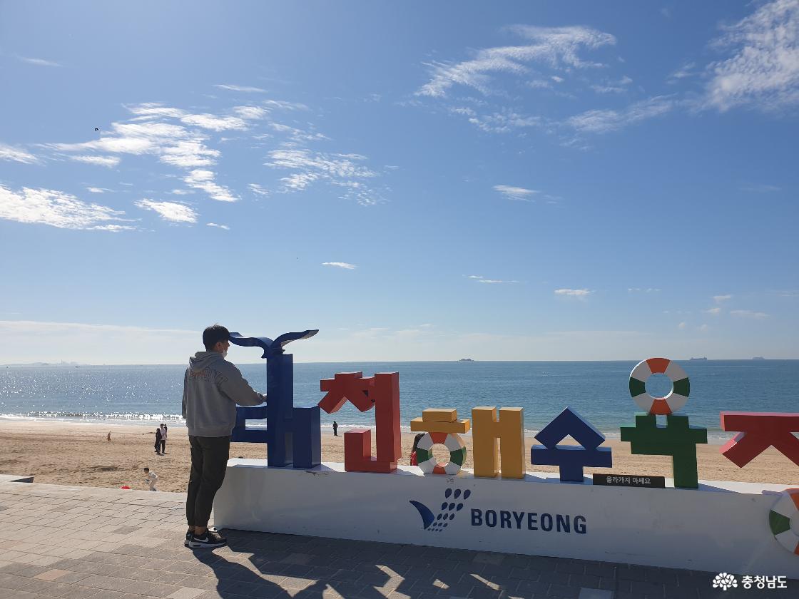 사람들이 머드광장에 준비된 소파에 누워있는 모습