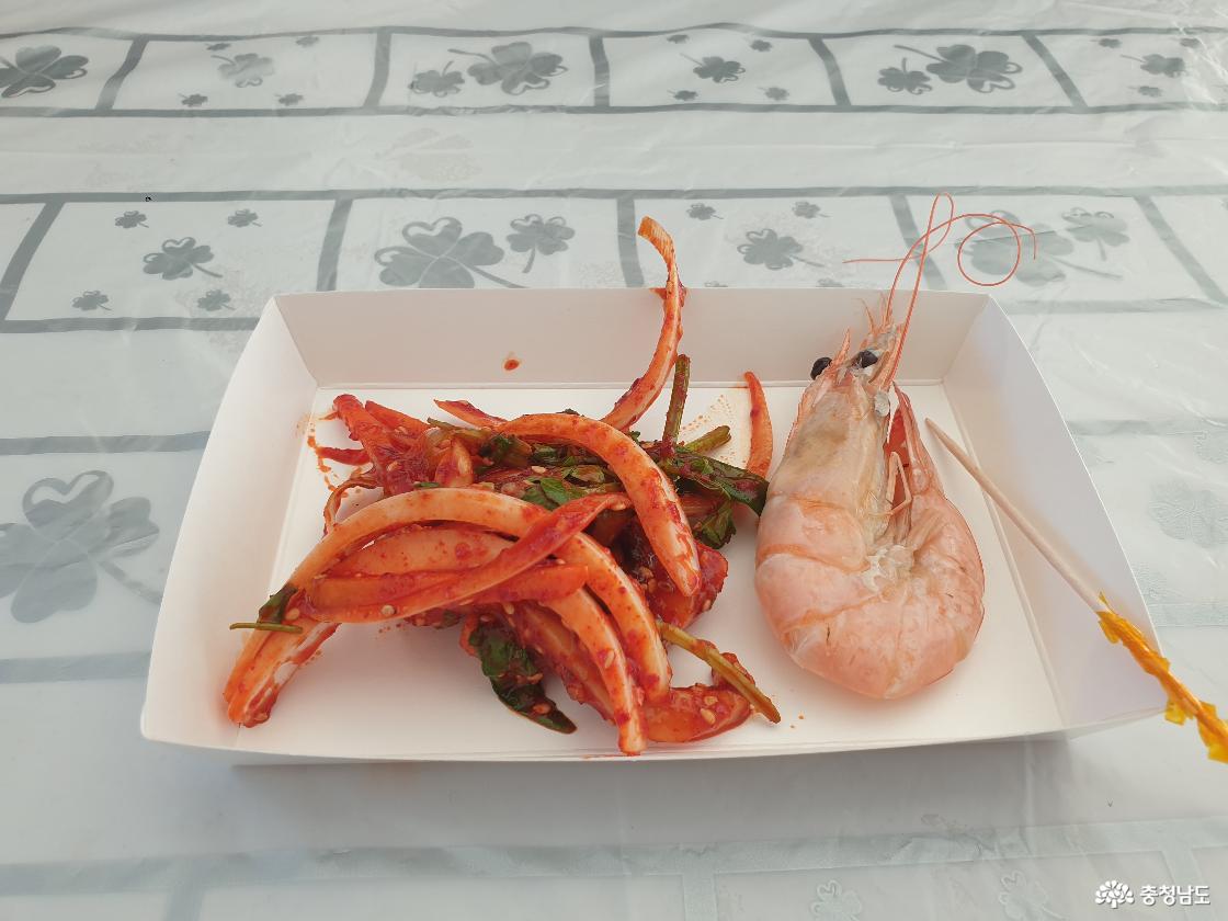 시식코너 음식으로 갑오징어 무침과 대하