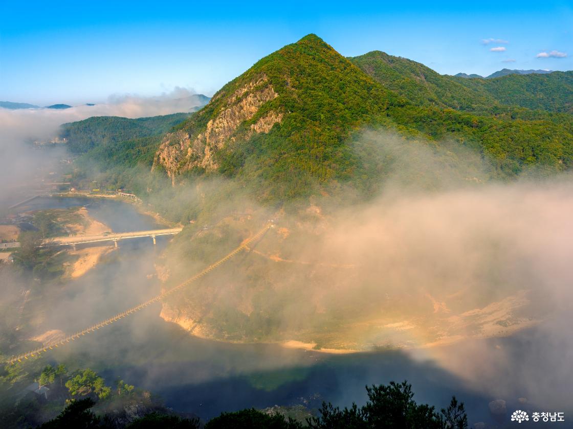 하산길에 담아 본 월영산 출렁다리