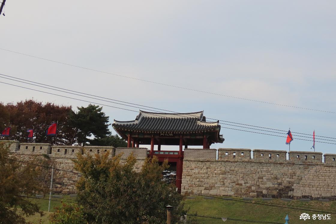 홍성교에서 바라보는 홍주성 홍화문
