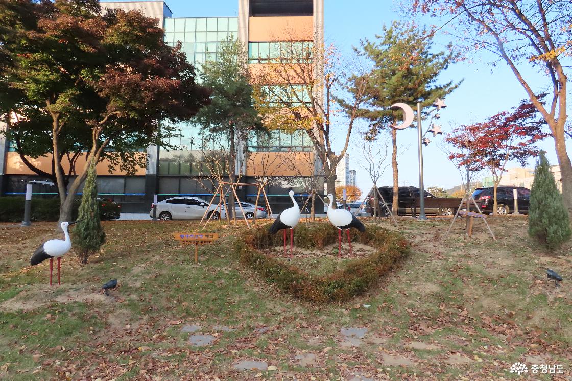 황새조형물 포토존