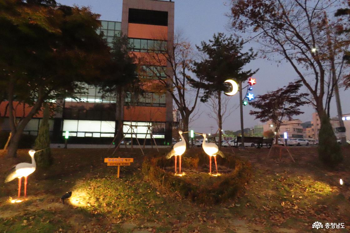 예산종합터미널 녹지대 황새조형물 포토존 야간 조명
