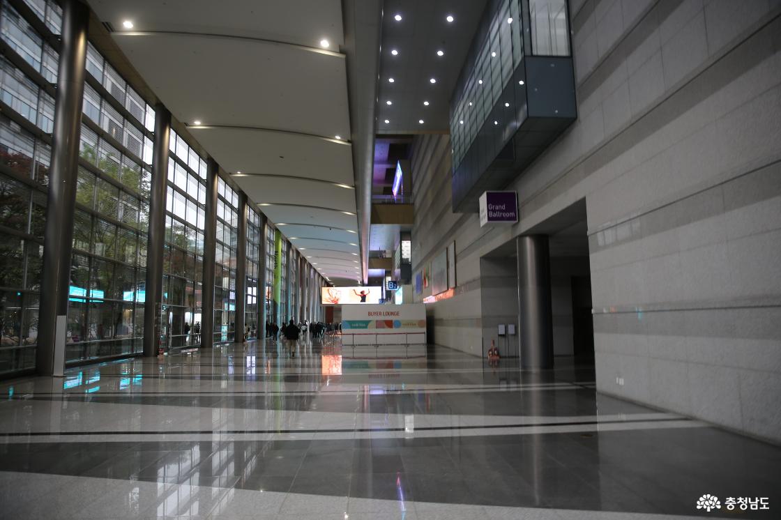 서울 코엑스로 들어가는 입구통로