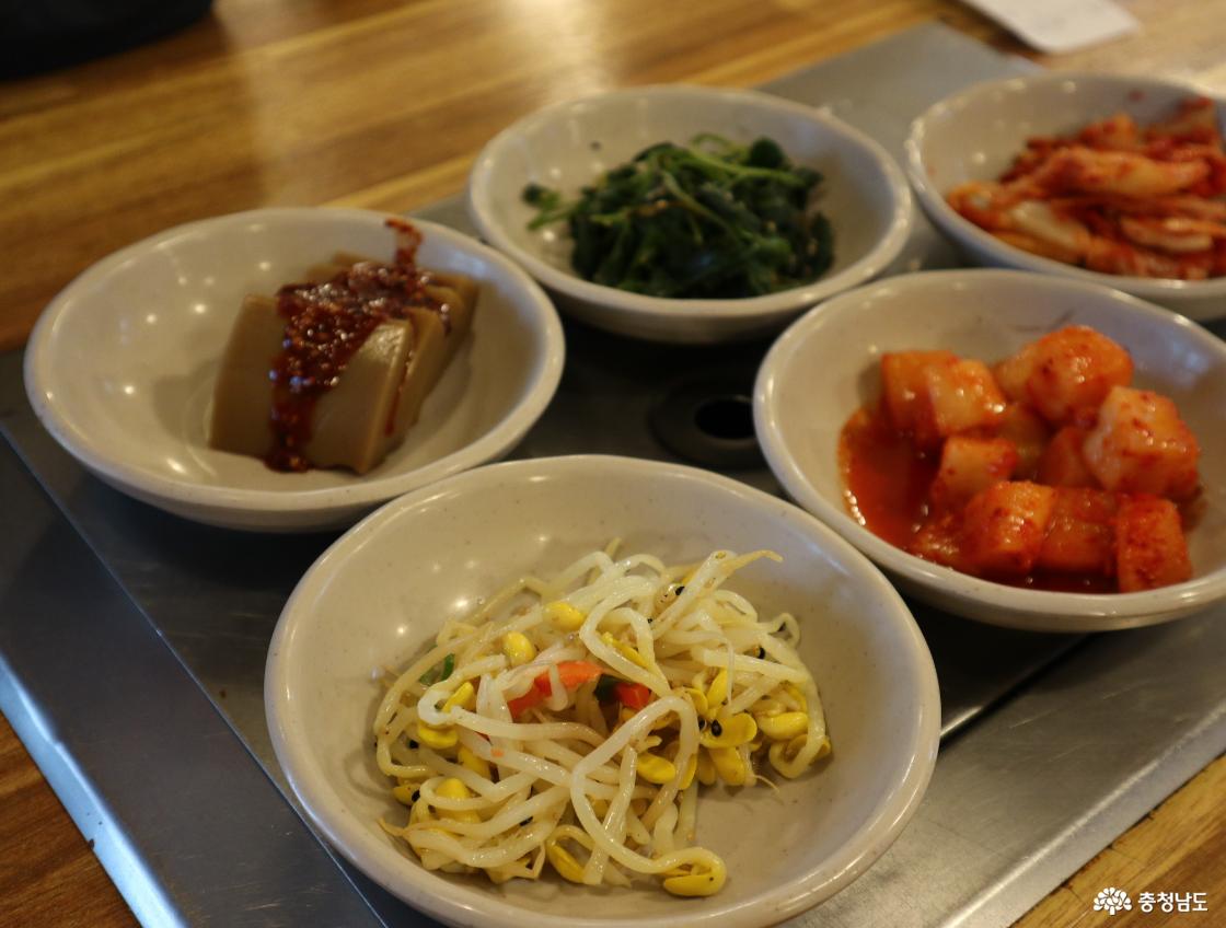 신선한 육회와 야채가 가득 들어있는 육회비빔밥 