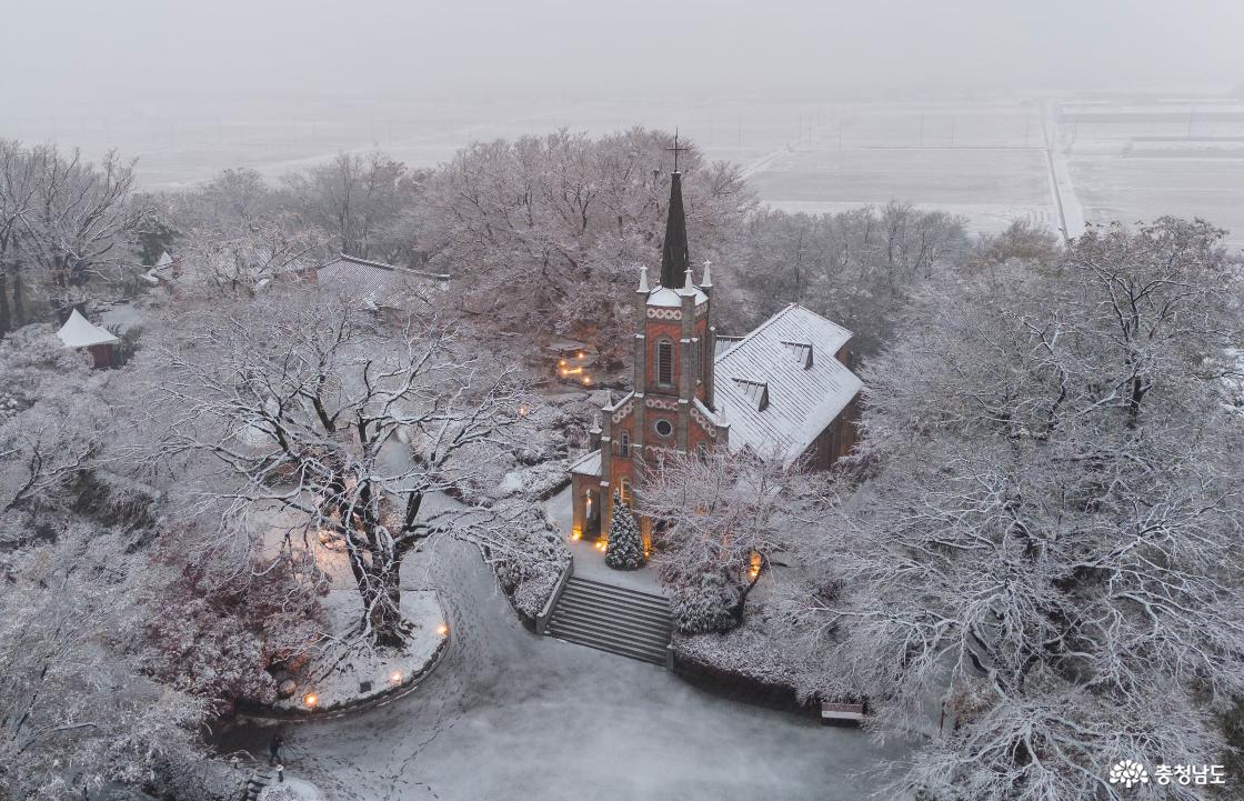 첫눈 내린 공세리 성당