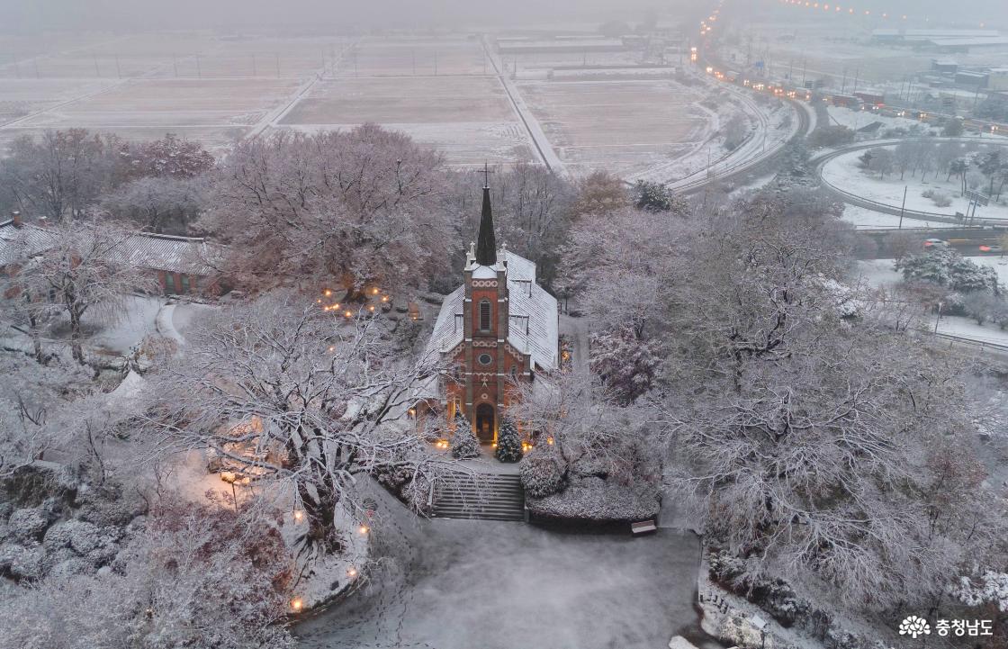 첫눈 내린 공세리 성당