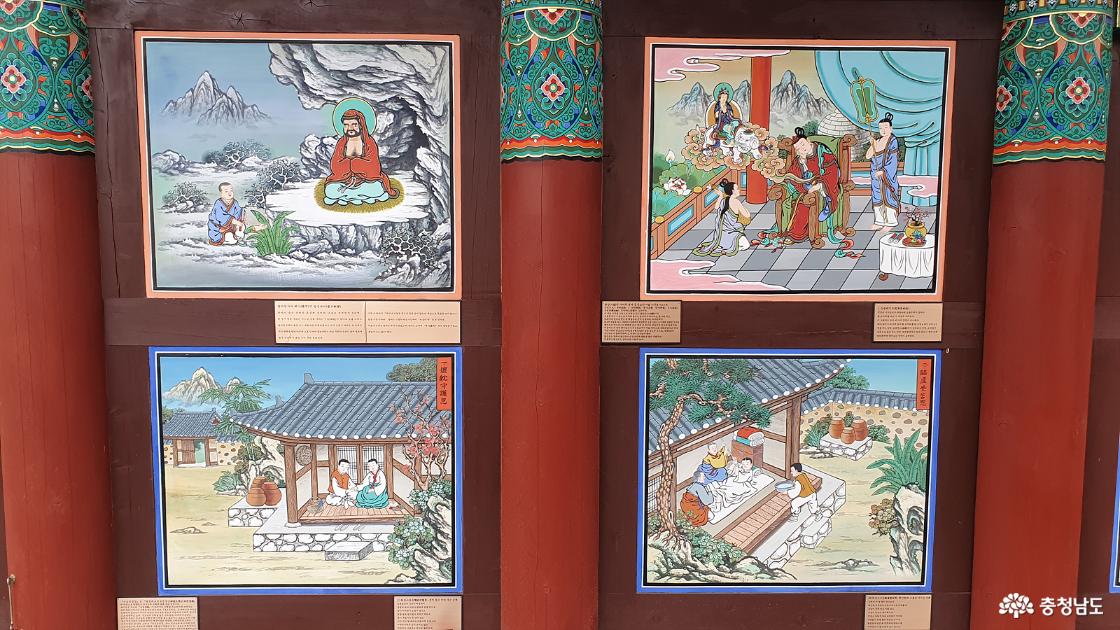 대웅보전 외벽에 그려진 탱화