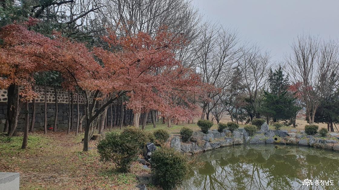 개태사 앞 연못의 풍경