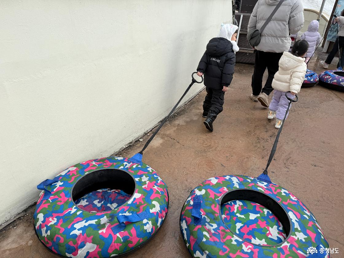 썰매튜브 끌고 올라가는 아이들