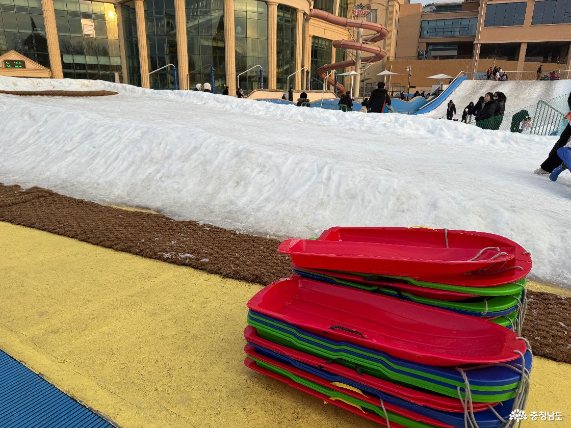 어린아이들을 위한 낮은 썰매장 
