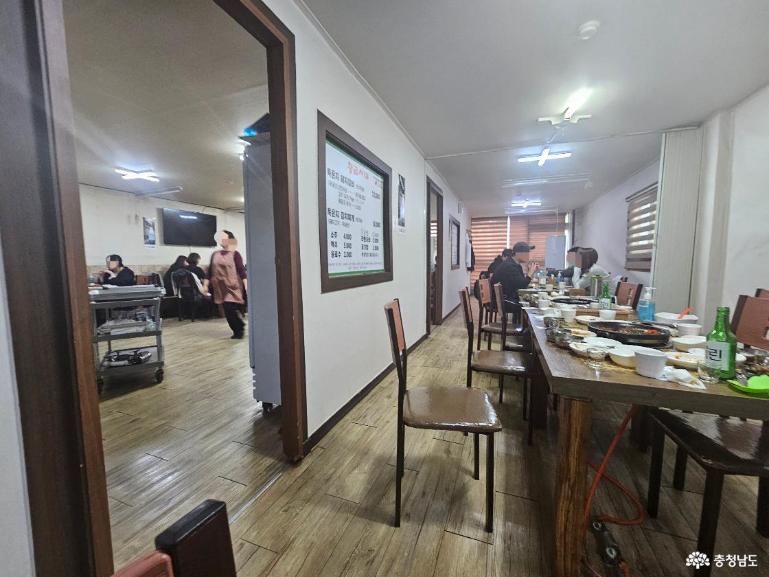 손님들로 가득 찬 식당