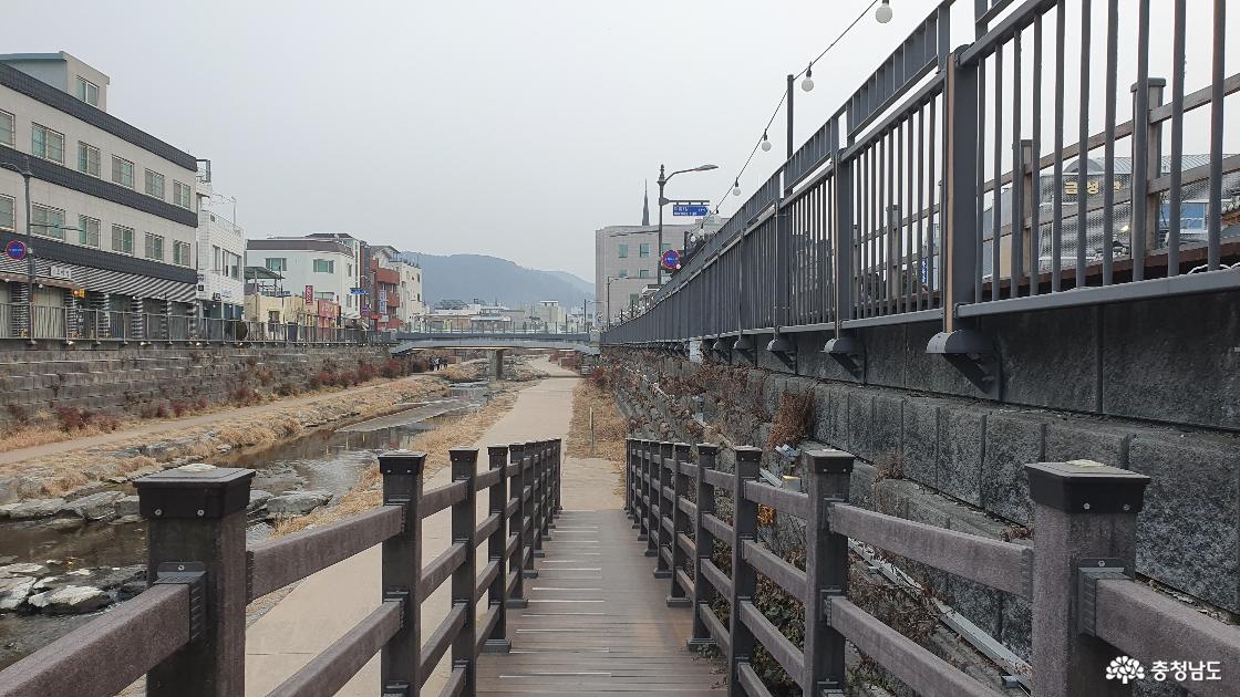 공주제민천으로 내려가는 길