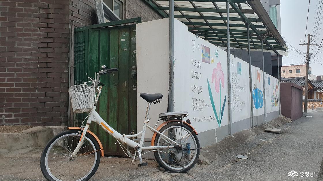 나태주 골목길에 세워진 자전거