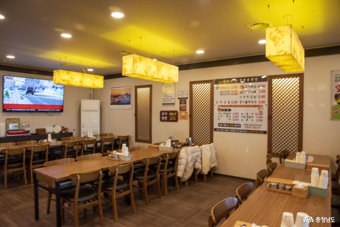 식당 내부 사진 2 테이블과 의자