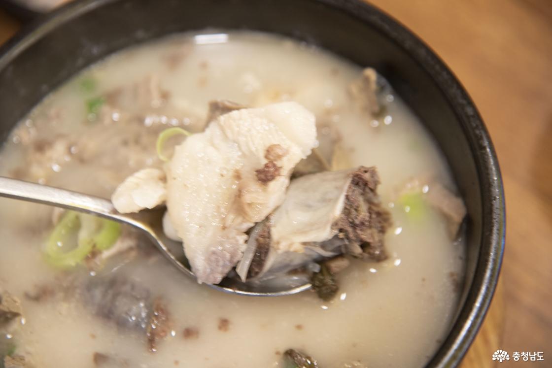 건더기가 푸짐히 들어 있는 순대국밥