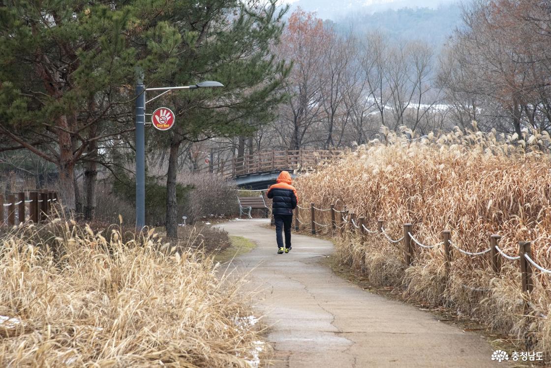 수변 공원을 걷고 있는 시민