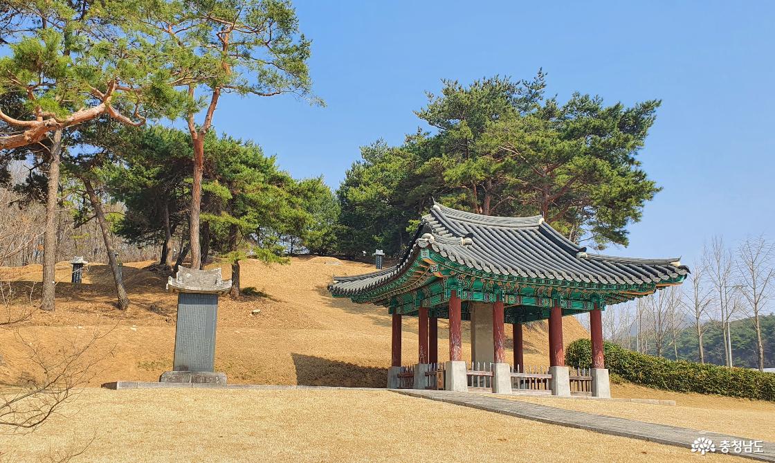 충무공 이순신 장군묘 입구