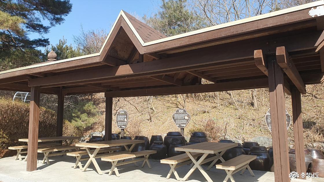 마당에 놓인 쉼터
