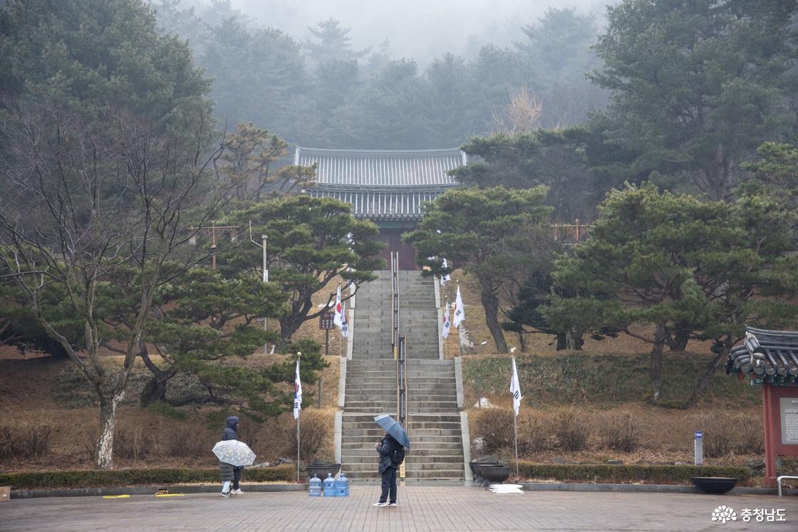 멀리서 바라본 추모각 모습
