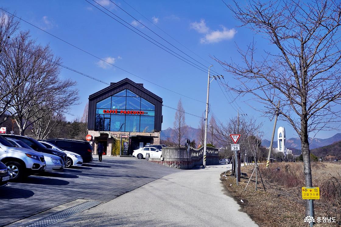 천변길의 대형카페