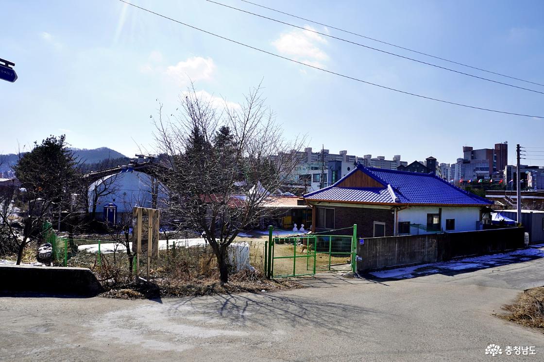 천변의 마을풍경