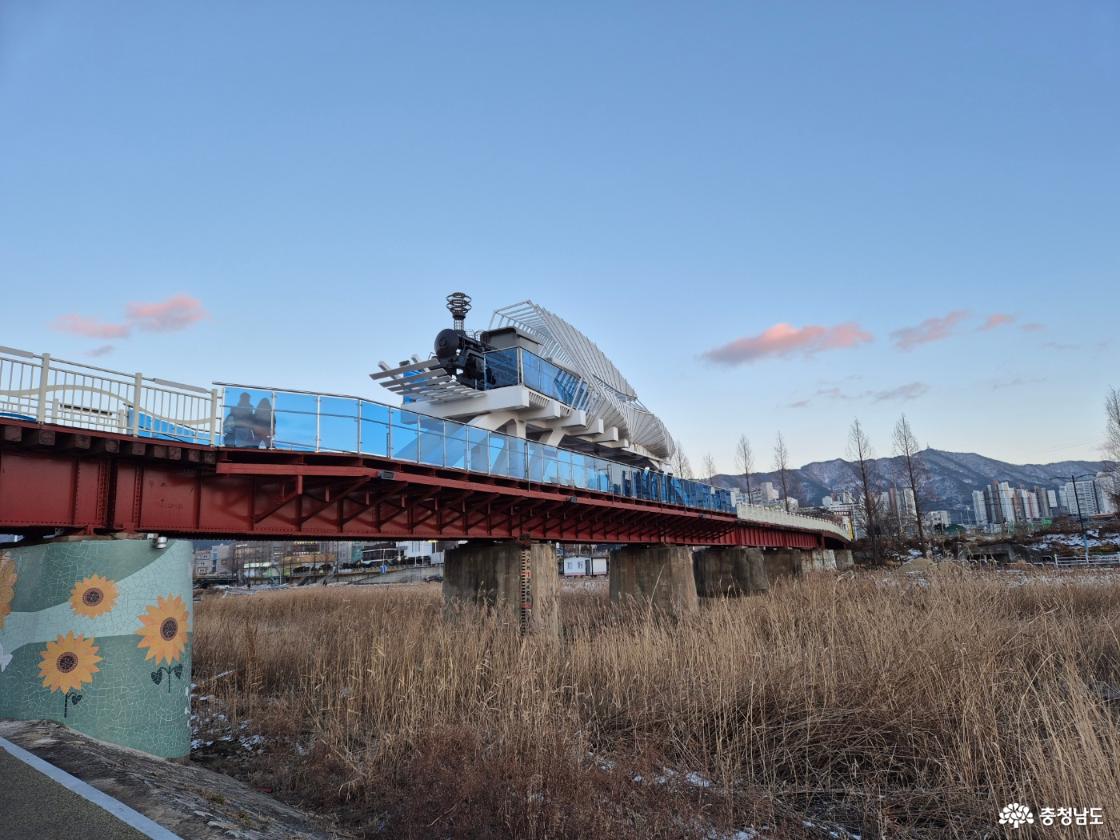 멀리서 본 예술열차