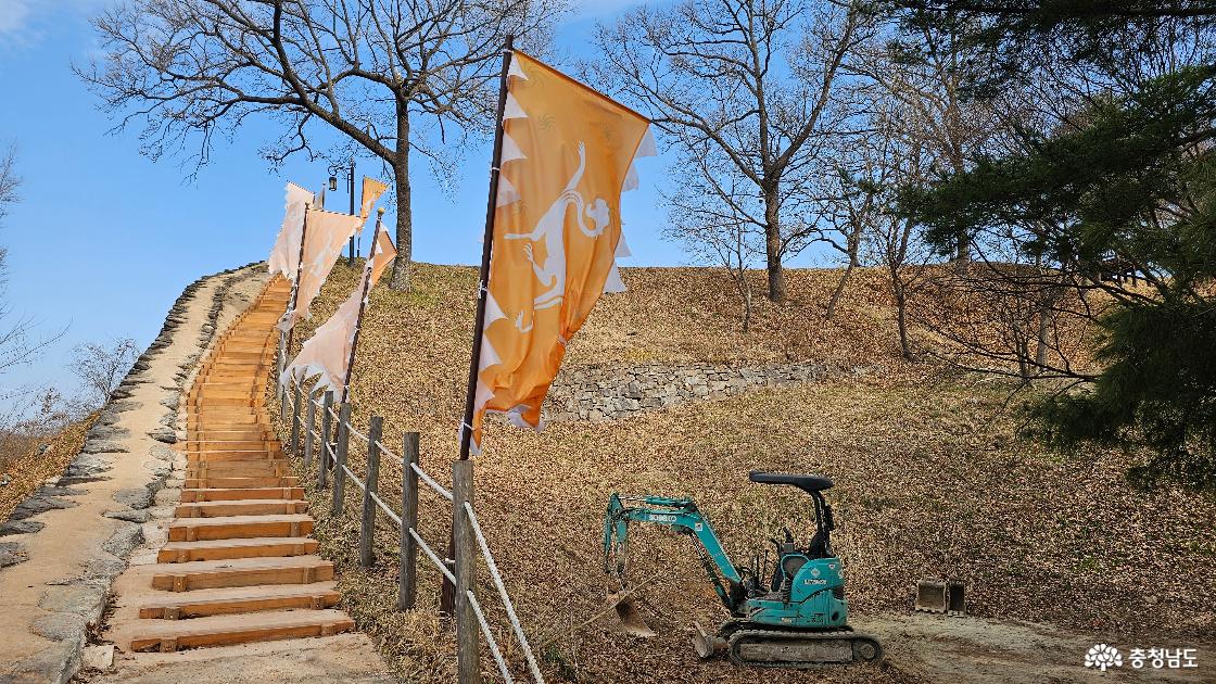 금서루를 지나 왼쪽으로 올라가는 길