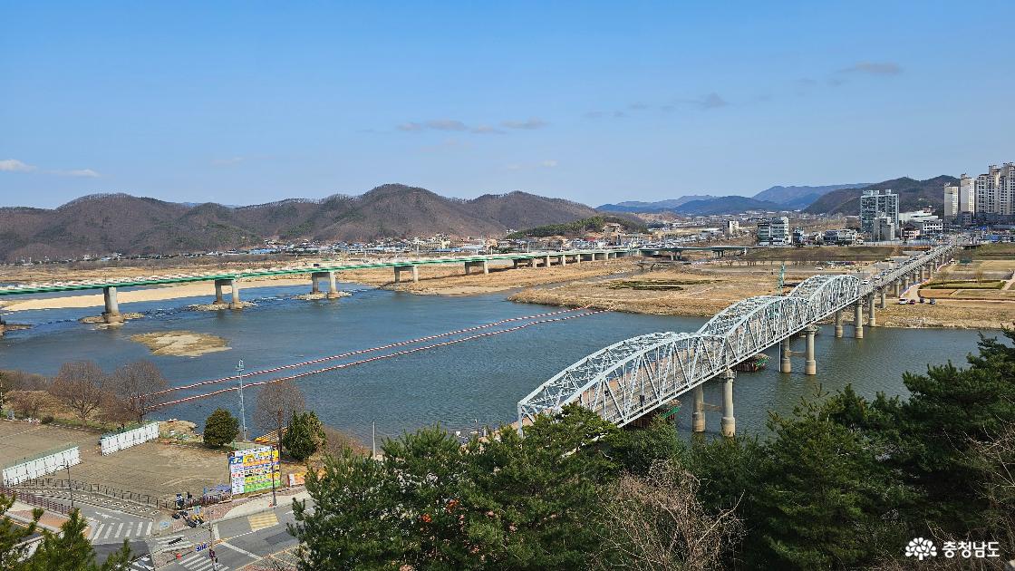 멀리 보이는 금강 철도교