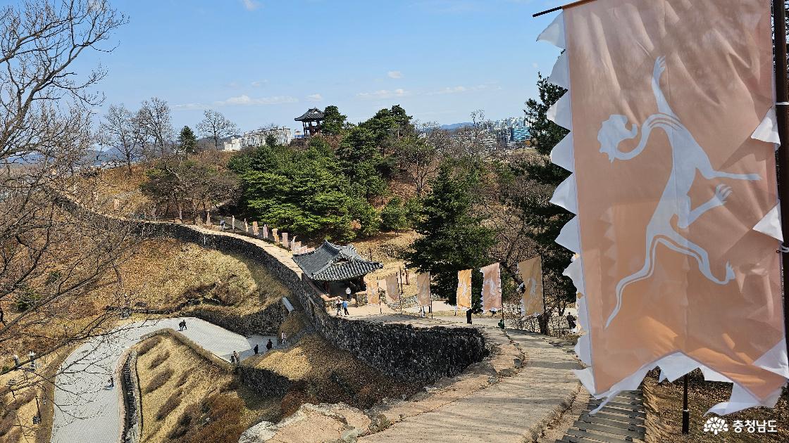 금서루 쪽으로 내려가는 길