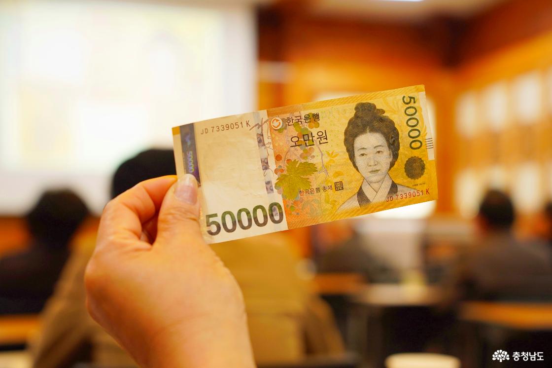오만 원권 전면에는 신사임당의 묵포도도와 초충도수병가 그려져 있다.