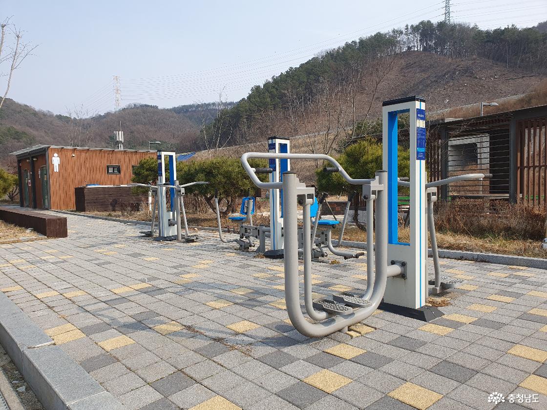 입암저수지 주차장 운동기구